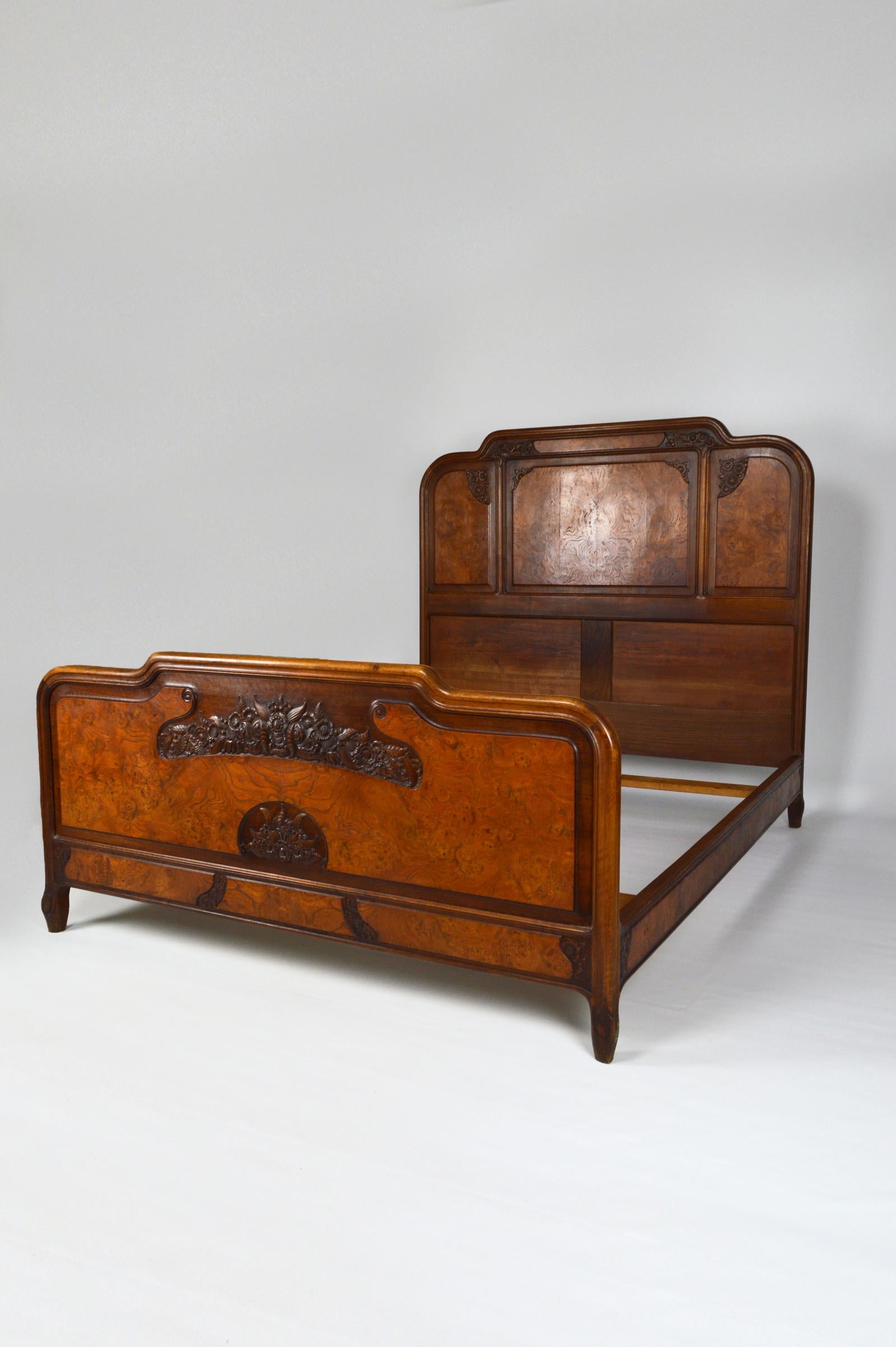 Floral Art Nouveau Bedroom Set of 5 in Carved Walnut, France, circa 1910 In Good Condition For Sale In L'Etang, FR