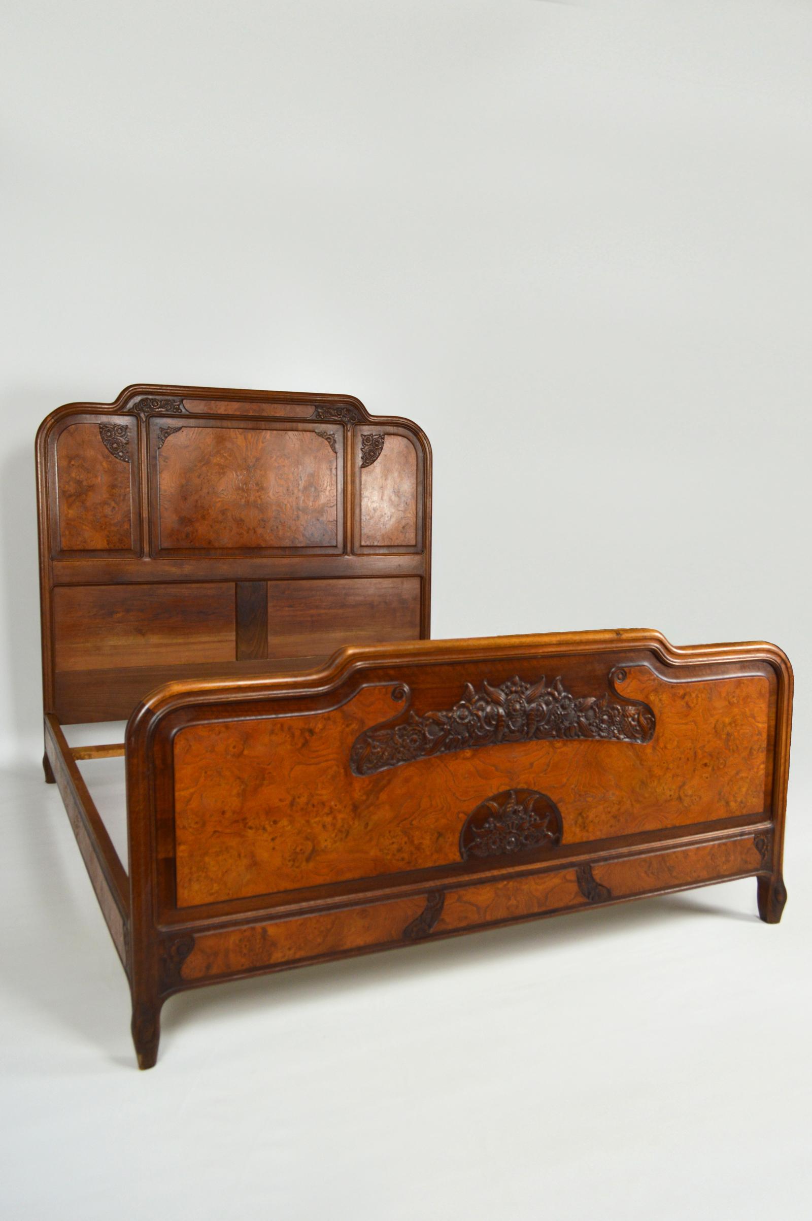Early 20th Century Floral Art Nouveau Bedroom Set of 5 in Carved Walnut, France, circa 1910 For Sale