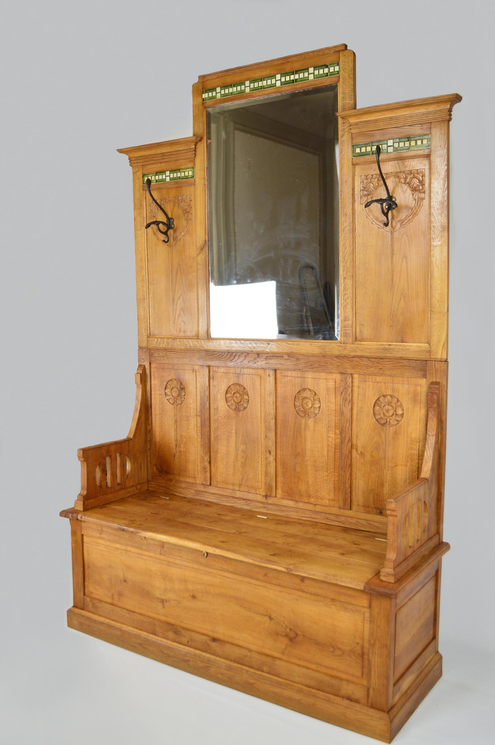 Italian Floral Art Nouveau Hall Chest Bench with Coat Racks in Carved Oak, circa 1900 For Sale