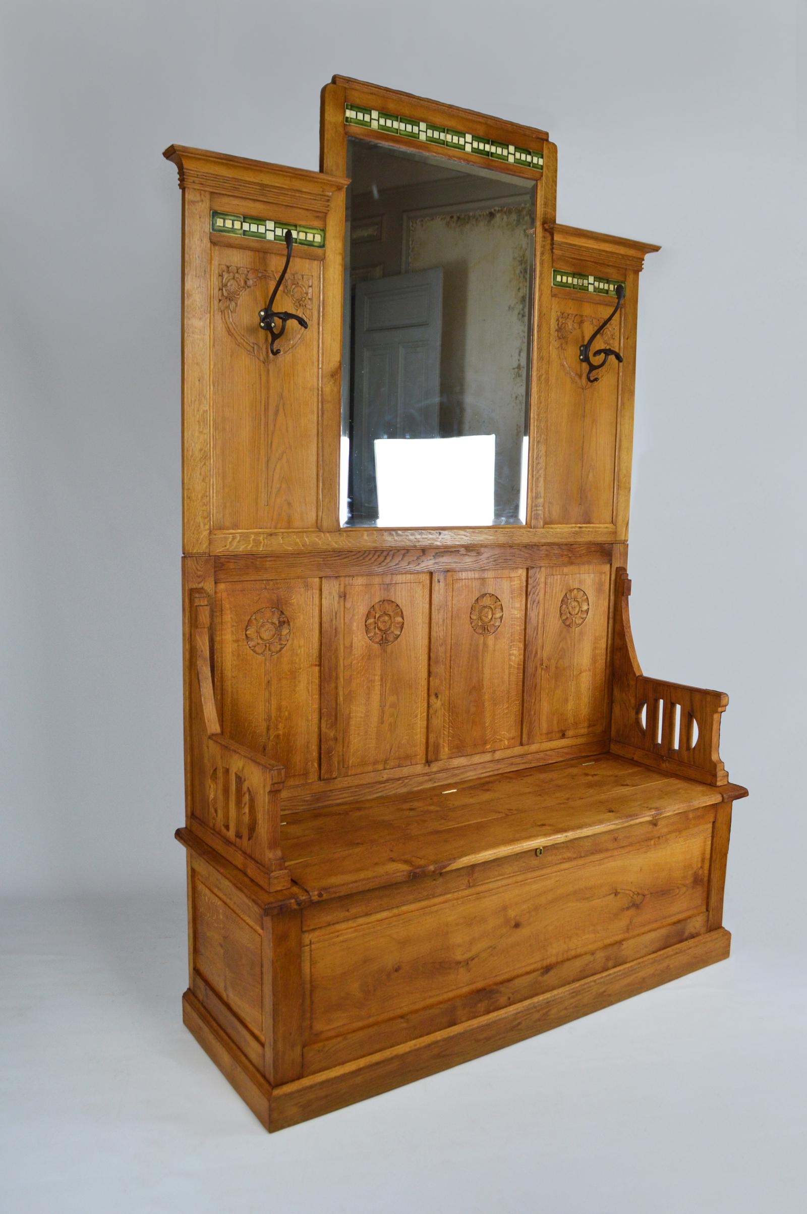 Beveled Floral Art Nouveau Hall Chest Bench with Coat Racks in Carved Oak, circa 1900 For Sale
