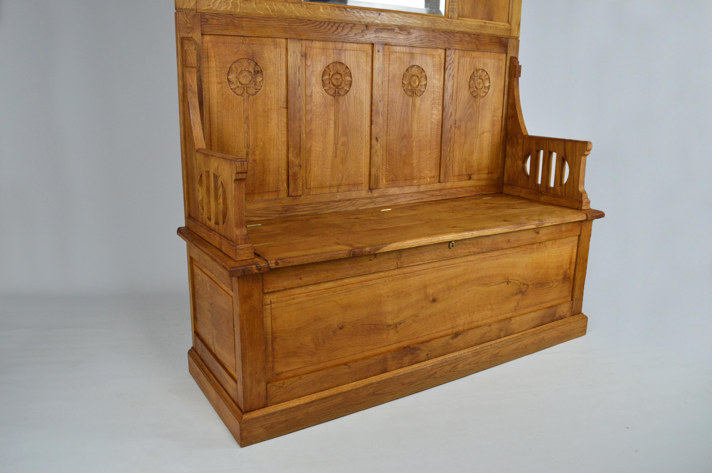 Floral Art Nouveau Hall Chest Bench with Coat Racks in Carved Oak, circa 1900 In Good Condition For Sale In L'Etang, FR