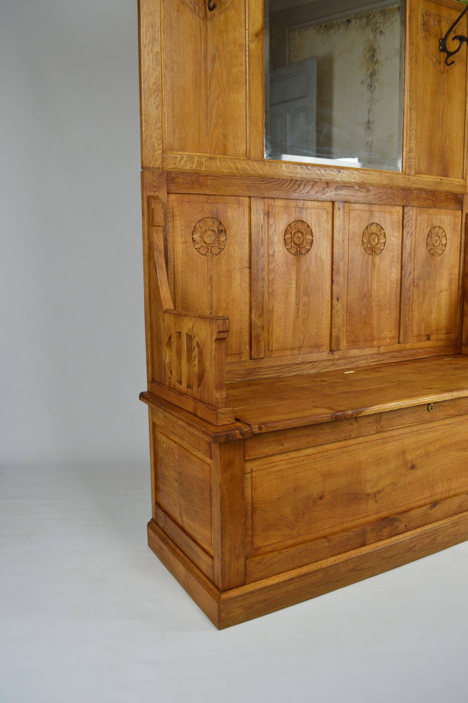 Early 20th Century Floral Art Nouveau Hall Chest Bench with Coat Racks in Carved Oak, circa 1900 For Sale