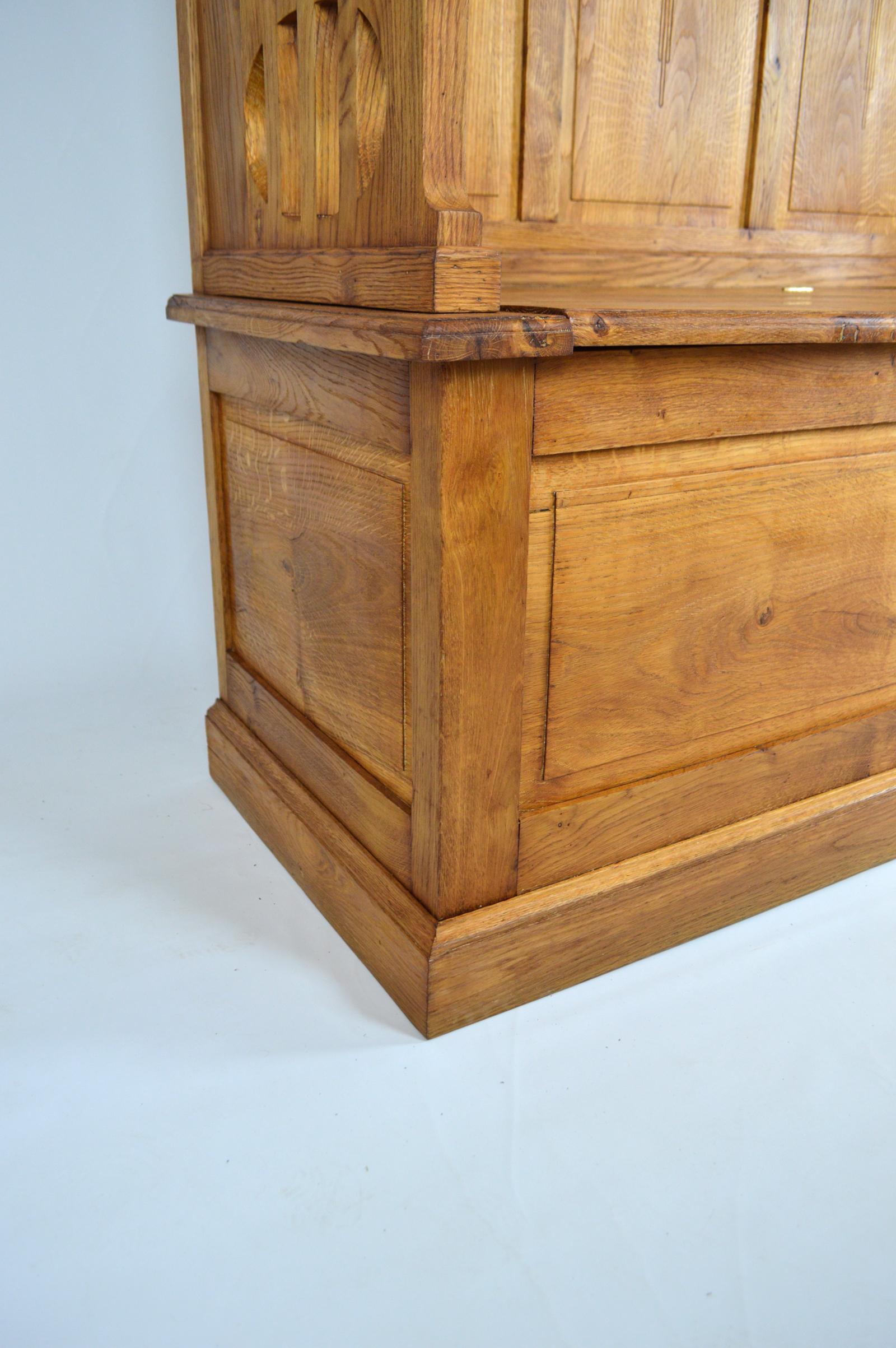 Floral Art Nouveau Hall Chest Bench with Coat Racks in Carved Oak, circa 1900 For Sale 1
