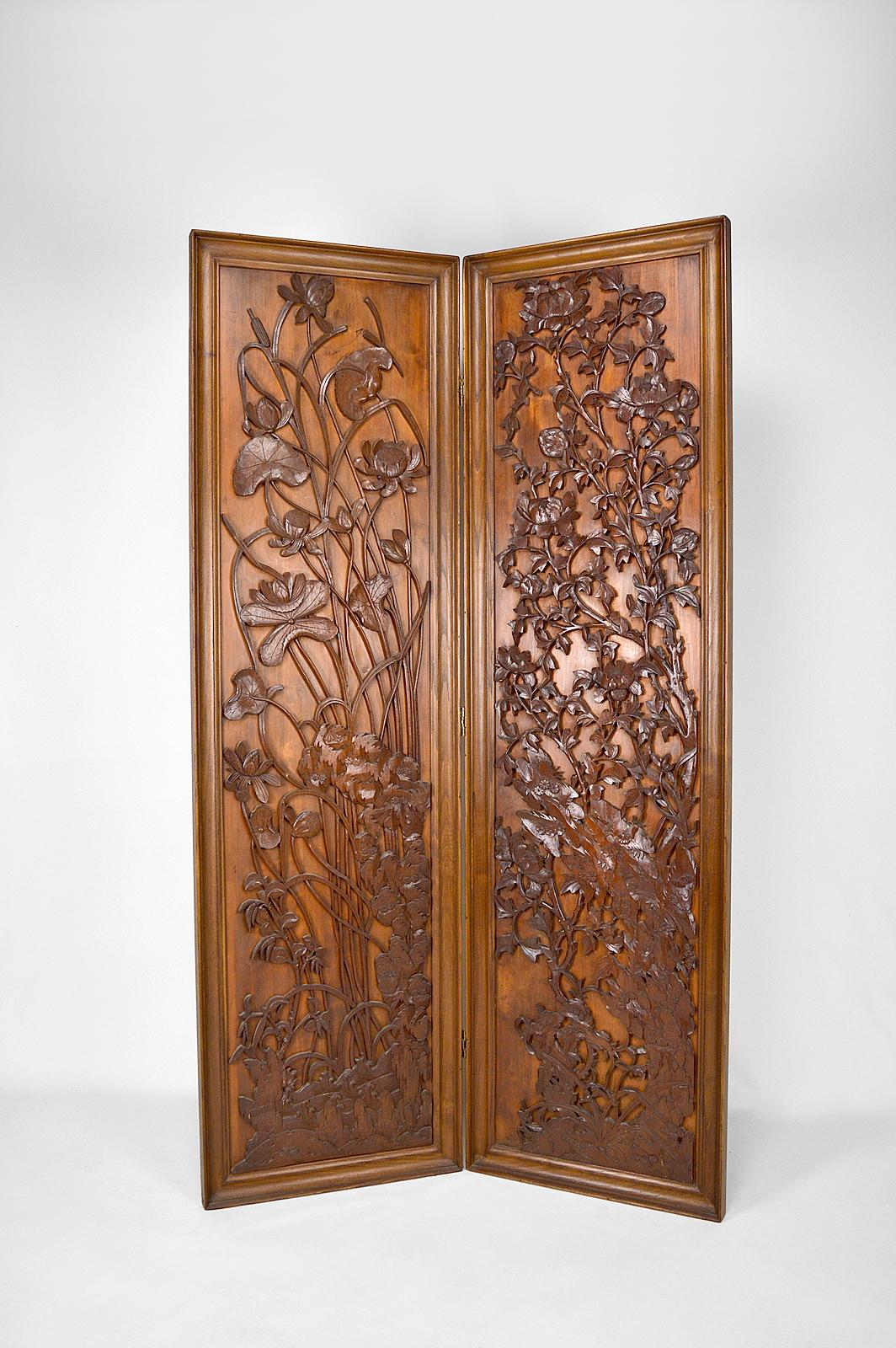 Exceptional 2-panel folding screen / room divider in carved wood with vegetal / floral motifs.
These panels can easily be used as wall decoration.

Art Nouveau / Japonism, France, circa 1890-1900.

In very good condition.

Dimensions