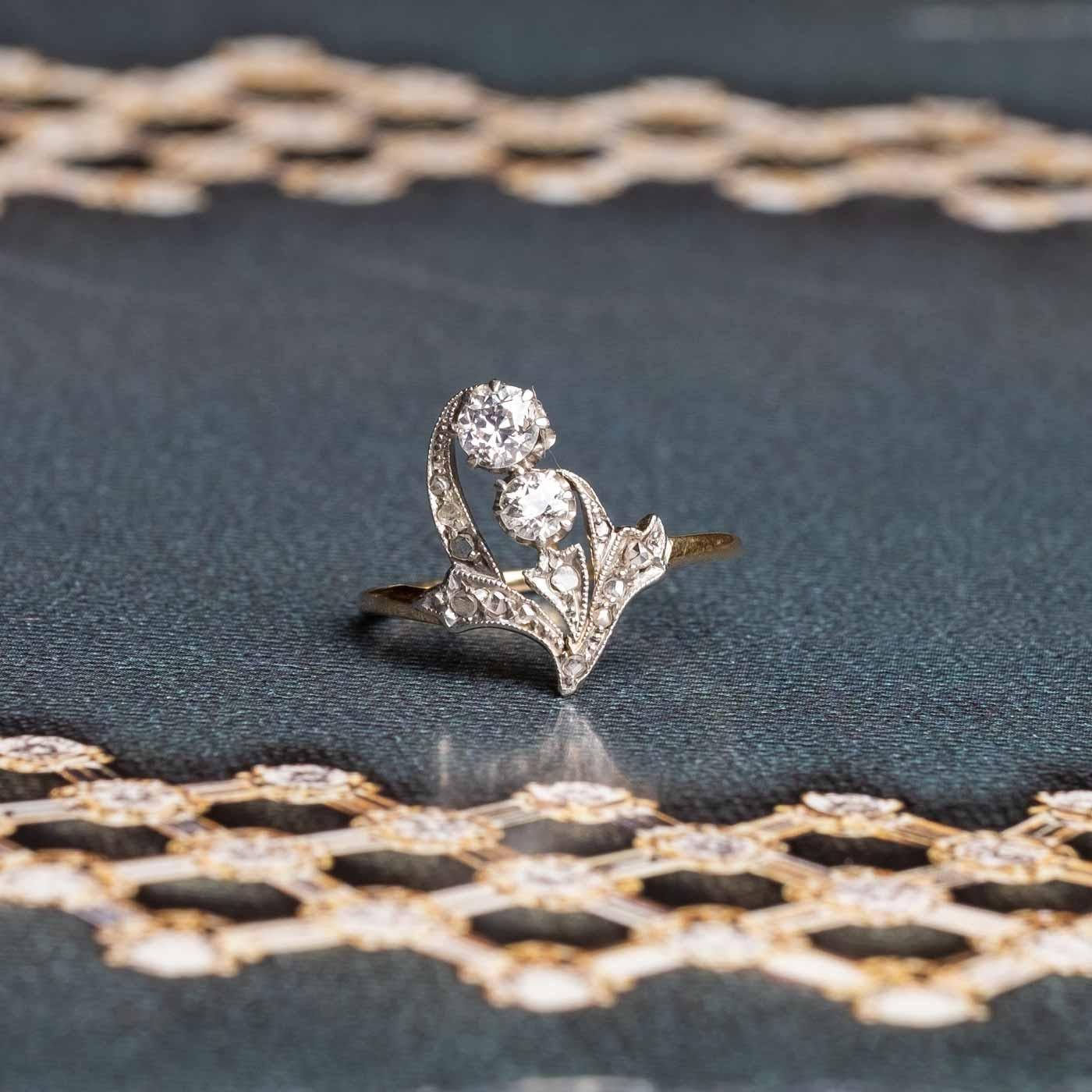 Schöner Jugendstilring (1910c.a.) mit typisch floralem Design der Epoche. In 18-karätigem Gold und Platin gefasst, mit Diamanten im Altschliff und im Rosenschliff von insgesamt ca. 0,50 Karat.

Höhepunkte
- Ring aus der Jugendstilzeit 1910 c.a.
-