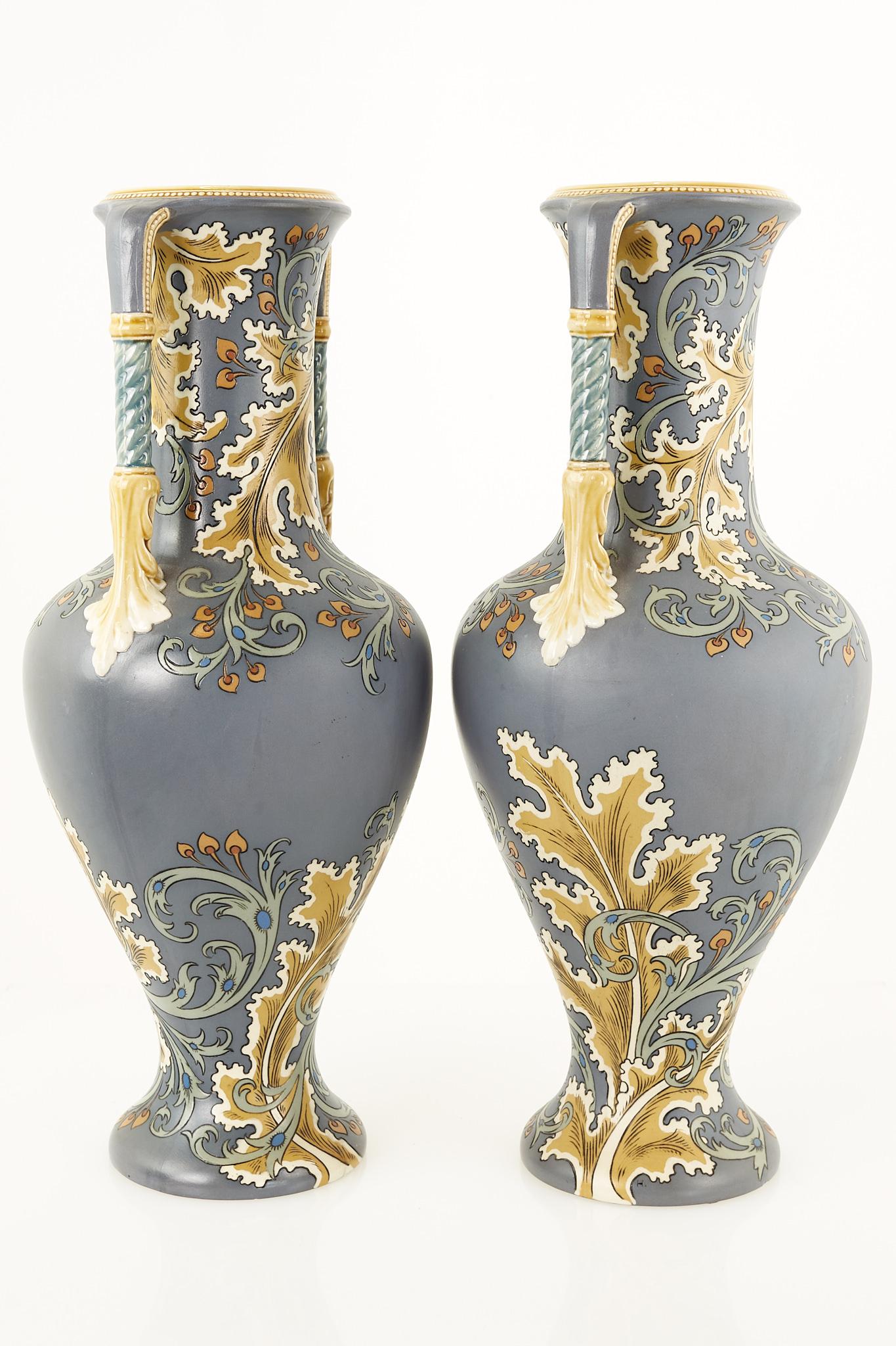 Paire de vases Art nouveau à fleurs de Mettlach, plus tard Villeroy & Boch Bon état - En vente à Countryside, IL