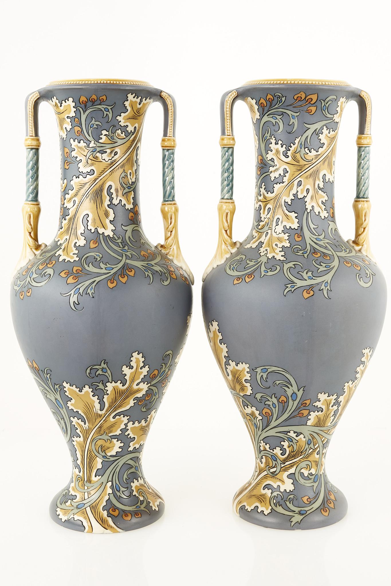 20ième siècle Paire de vases Art nouveau à fleurs de Mettlach, plus tard Villeroy & Boch en vente