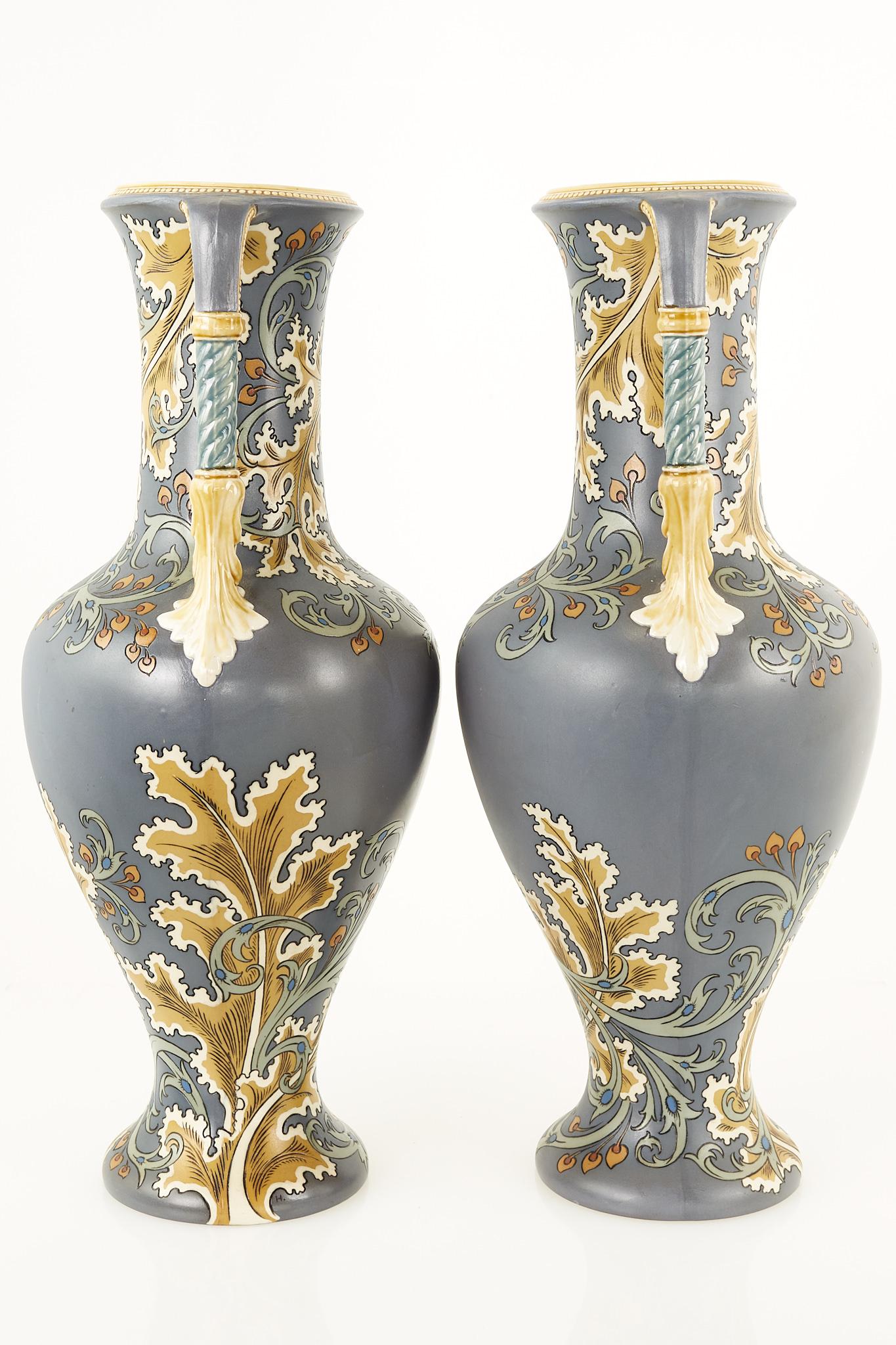Porcelaine Paire de vases Art nouveau à fleurs de Mettlach, plus tard Villeroy & Boch en vente