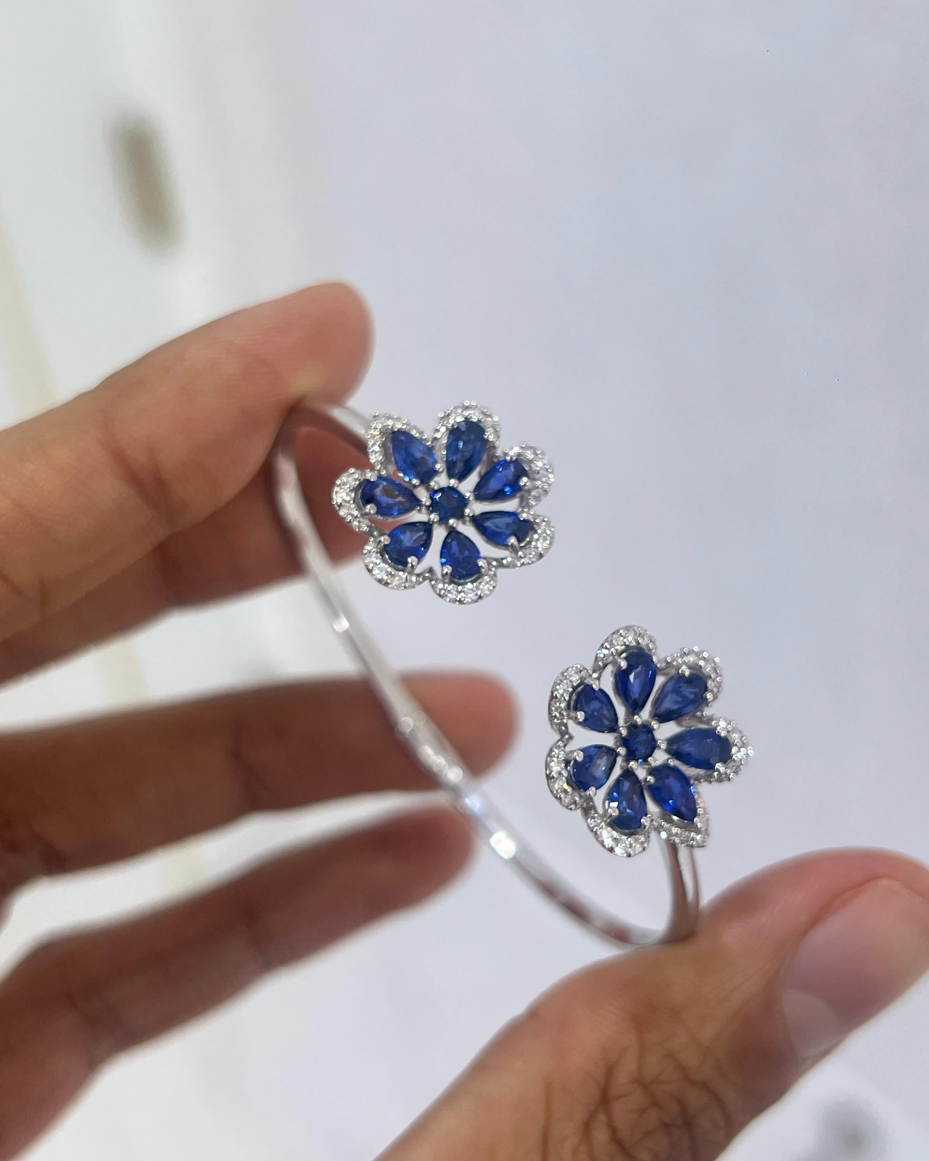 Taille poire Bracelet floral avec saphirs bleus en forme de poire et diamants 14K en vente