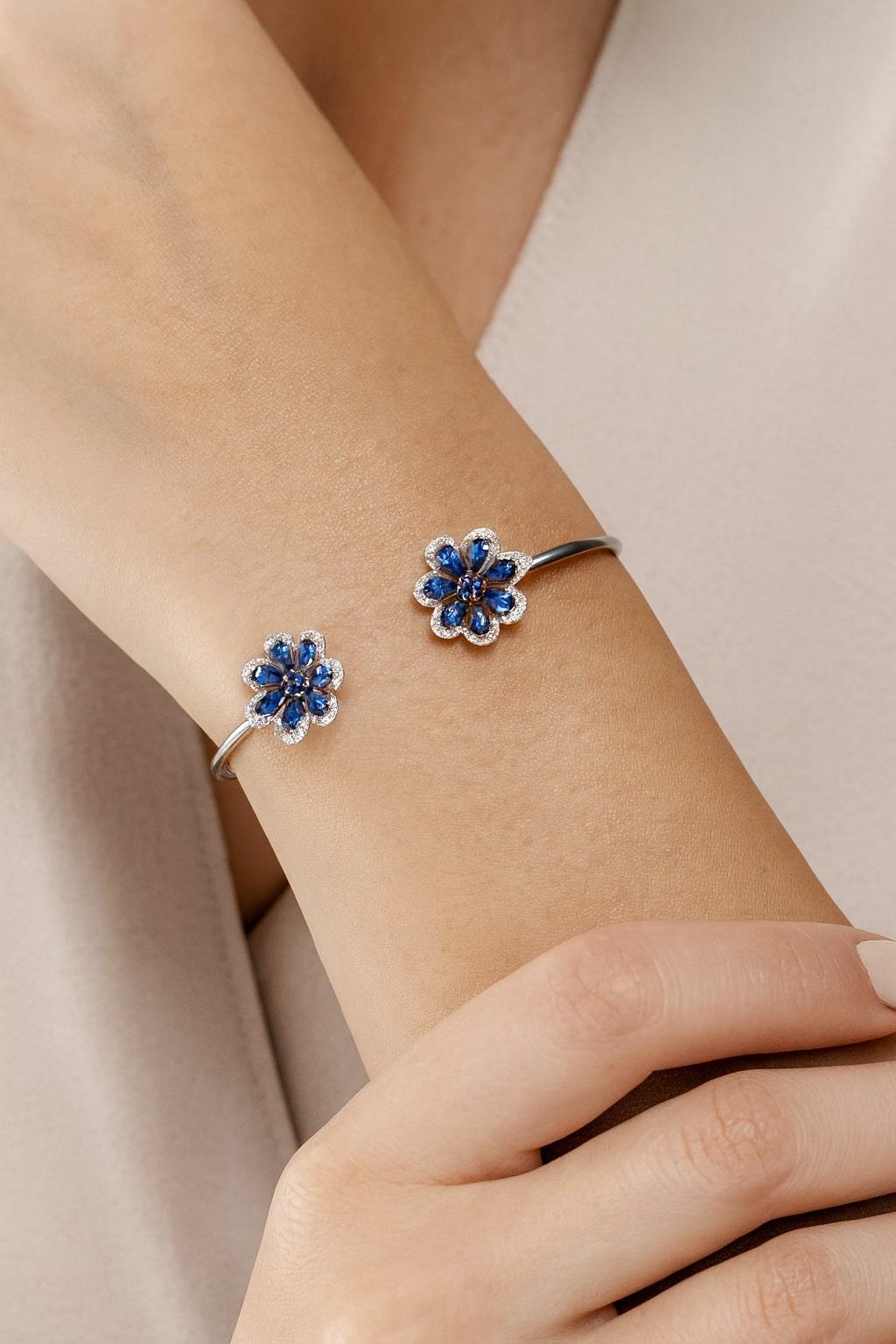 Bracelet floral avec saphirs bleus en forme de poire et diamants 14K Neuf - En vente à Bangkok, TH