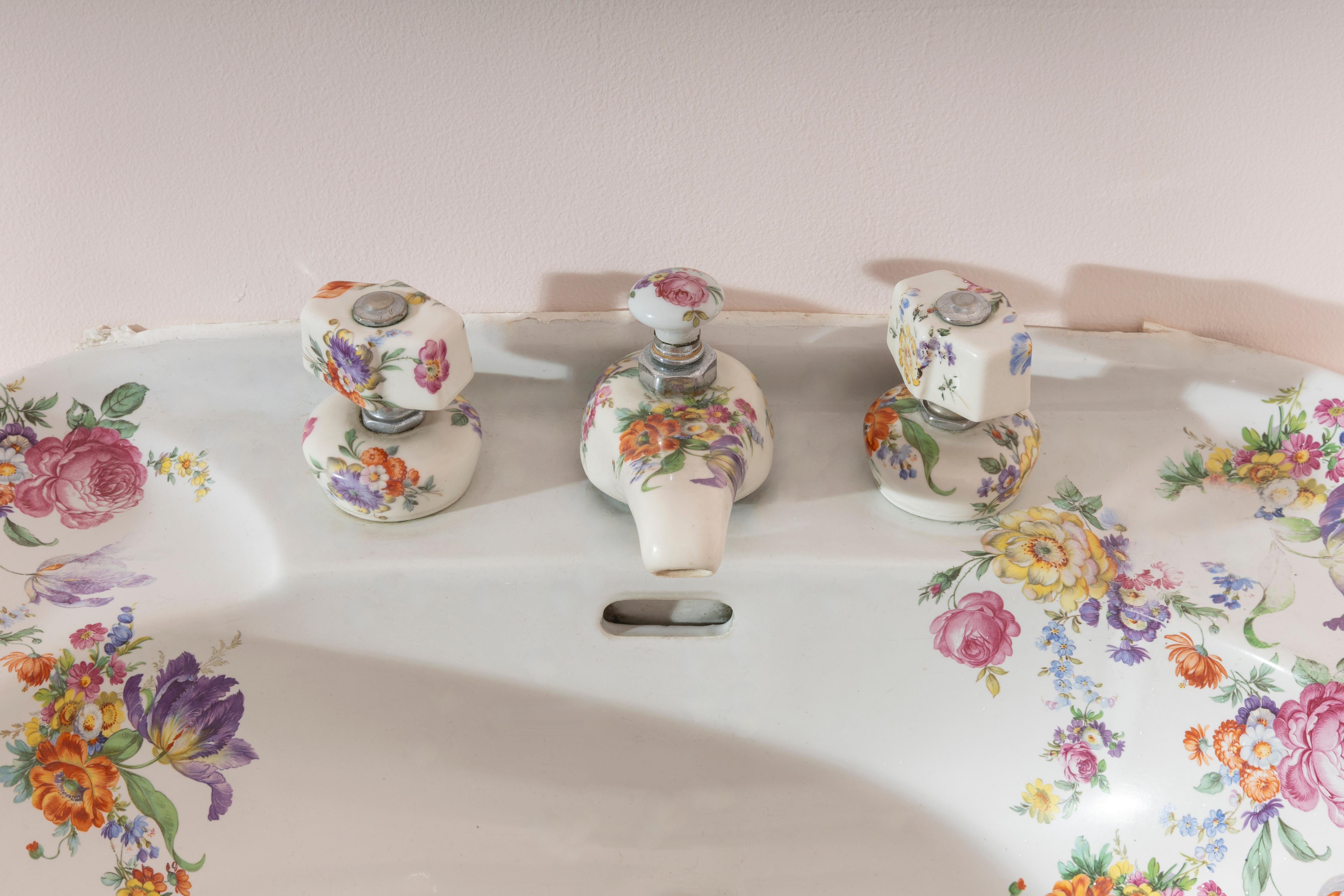 Dieses Badezimmer-Set besteht aus einem Waschbecken, einer Toilette mit Keramikdekor und einem Bidet, komplett mit originalen Armaturen wie zwei Seifenhaltern und einer passenden Lampe, die alle von Richard Ginori in der Lavenite-Serie aus den