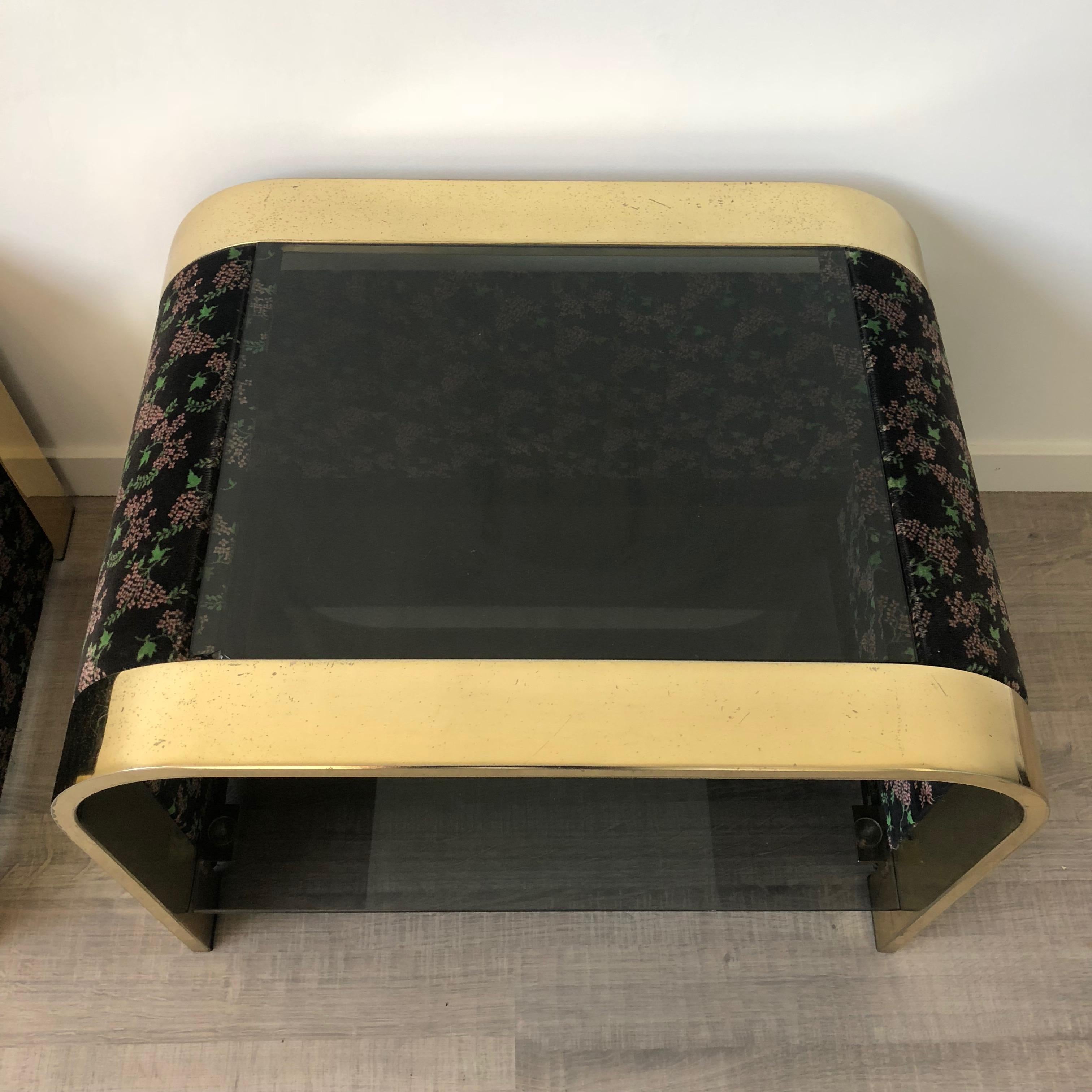 Laiton Table de chevet florale en laiton, velours et verre, attribuée à Romeo Rega en vente