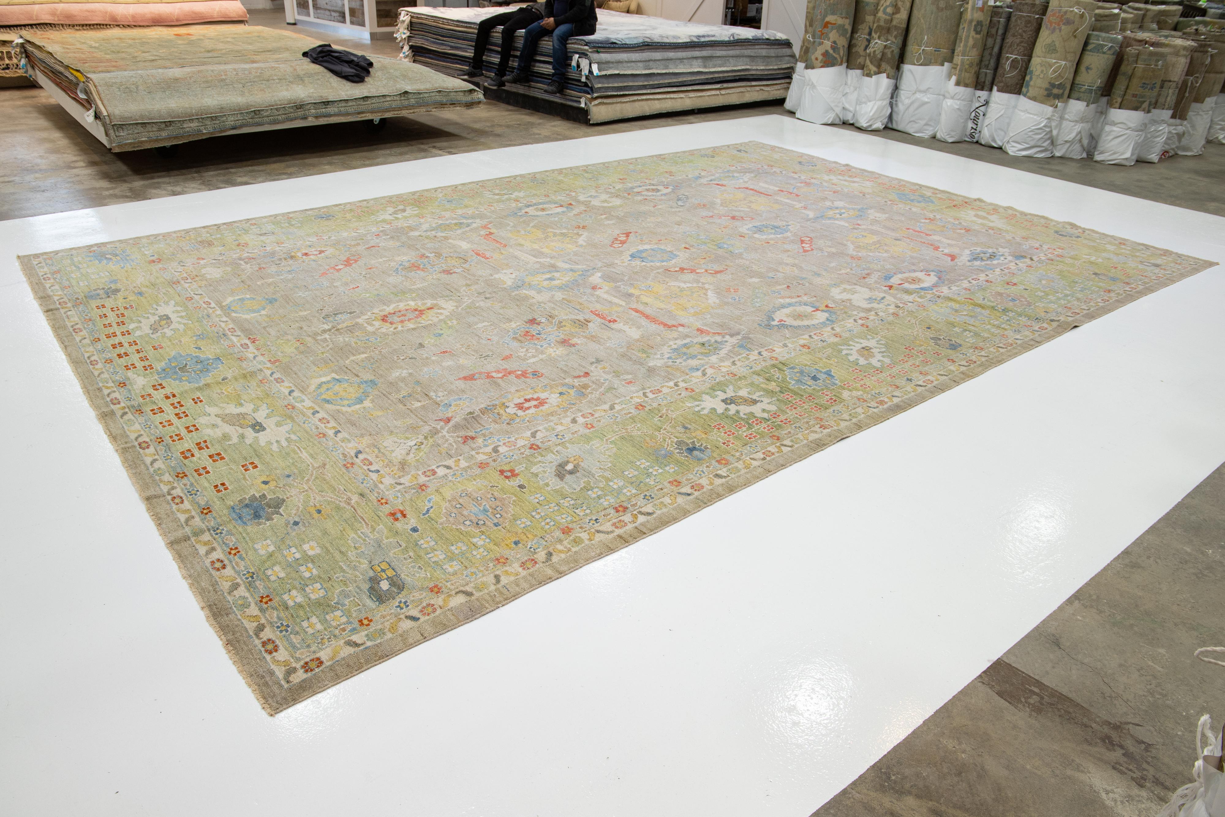 Floral Beige Modern Over Size Sultanabad Wollteppich (Wolle) im Angebot