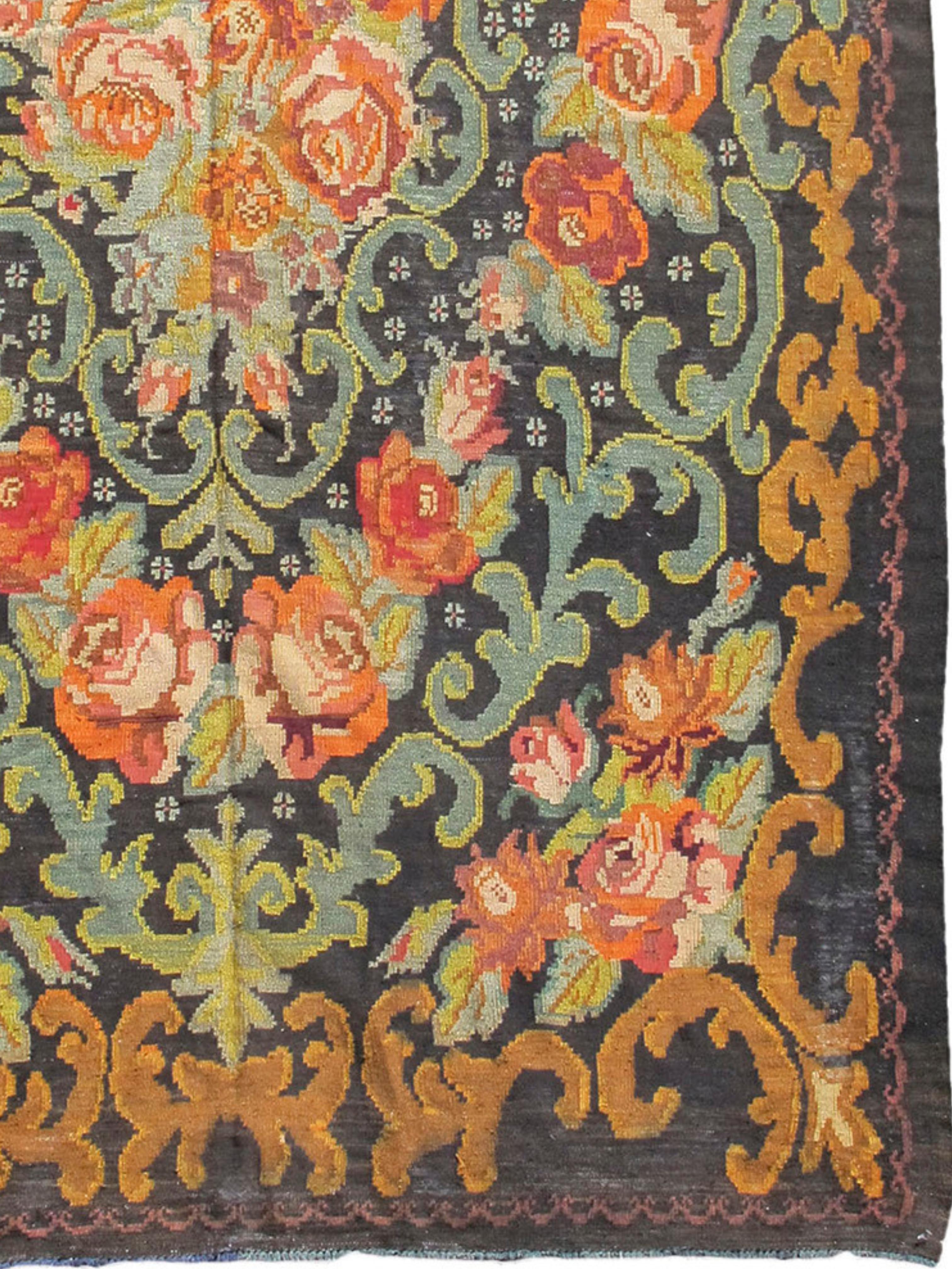 Bessarabischer Kelim mit Blumenmuster, Mitte des 20. (Handgeknüpft) im Angebot
