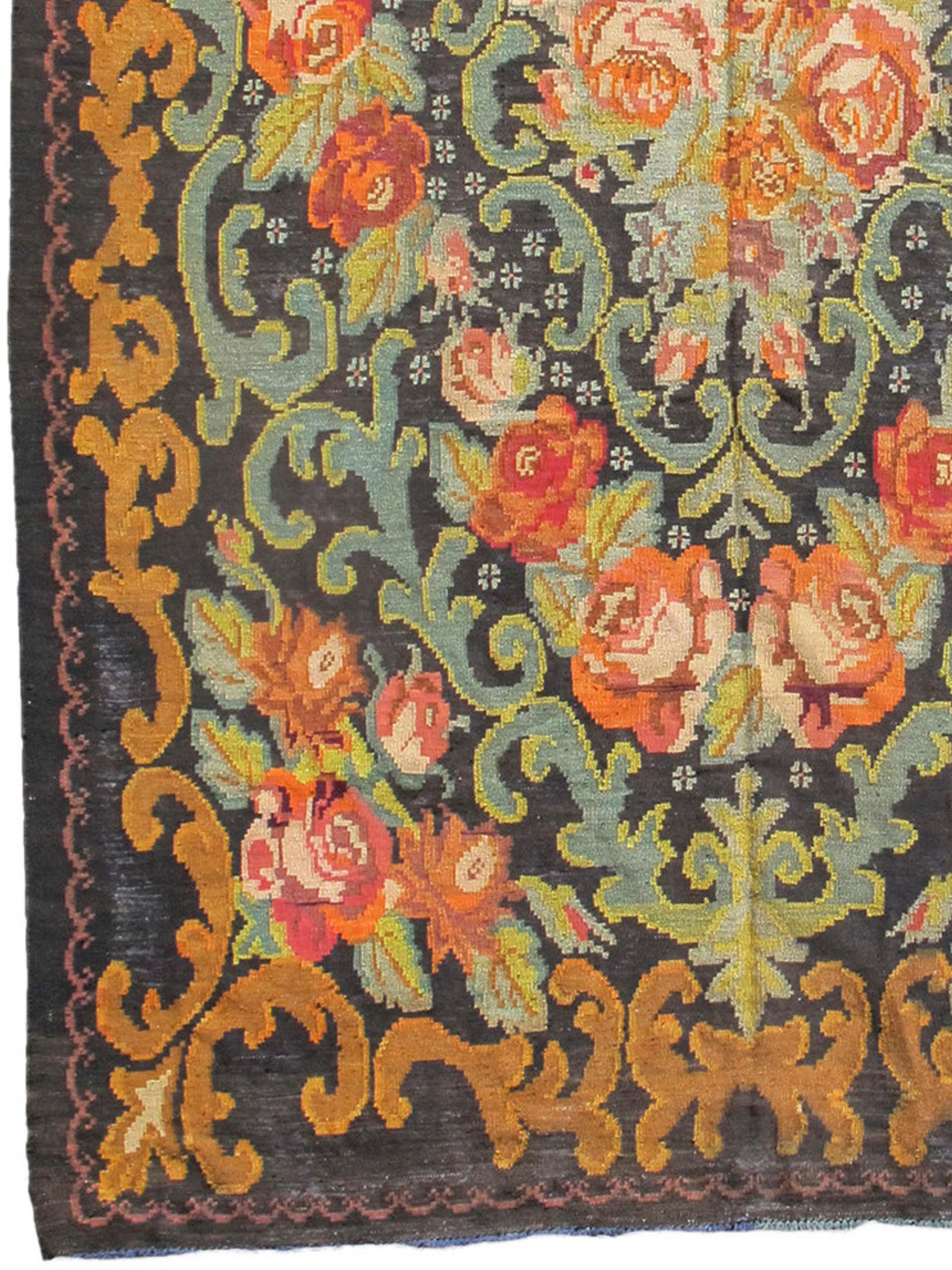 Bessarabischer Kelim mit Blumenmuster, Mitte des 20. im Zustand „Hervorragend“ im Angebot in San Francisco, CA