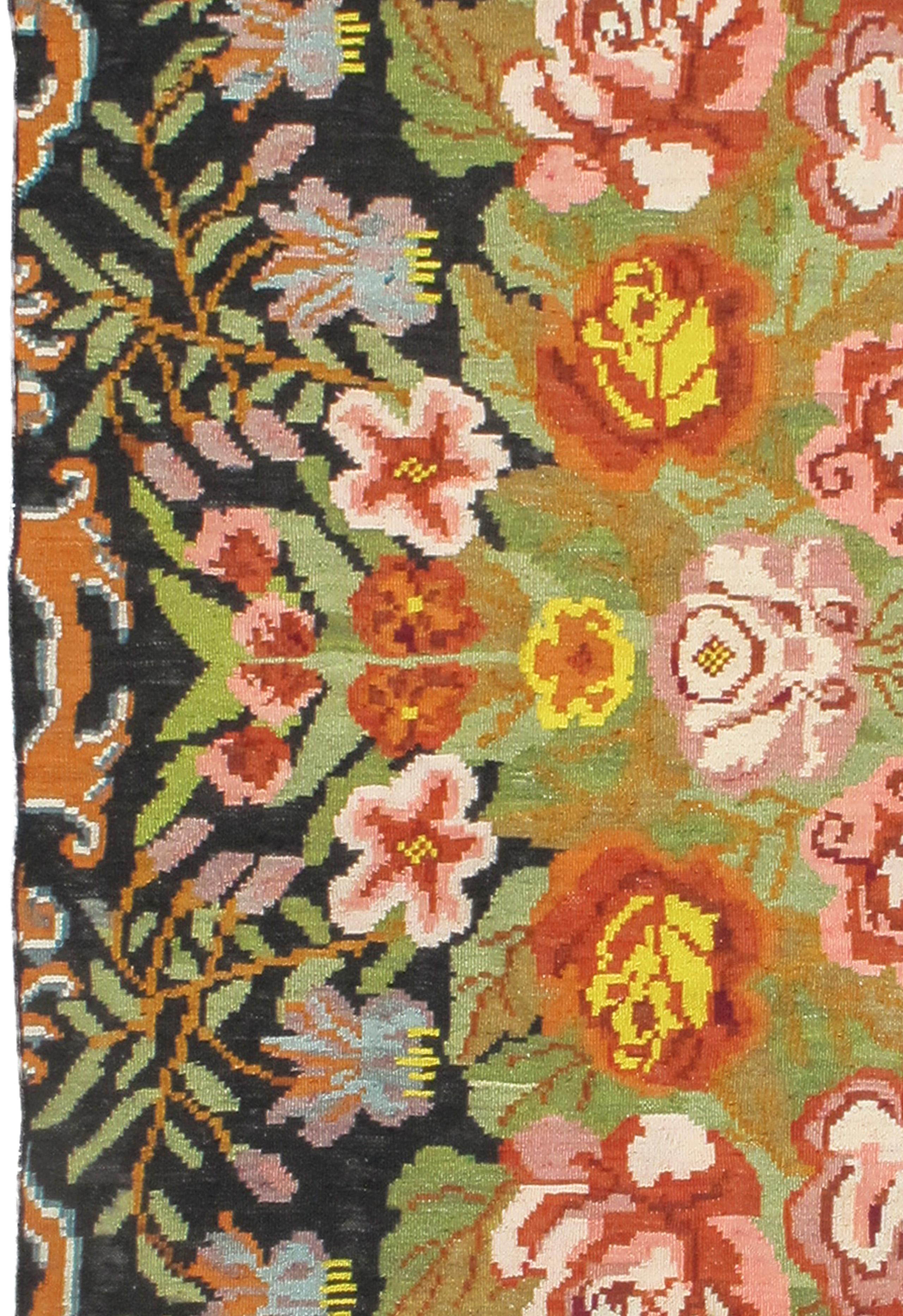 Florales bessarabisches Kilim-Teppichfragment mit schwarzem Hintergrund, Mitte 20. Jahrhundert, 3'8