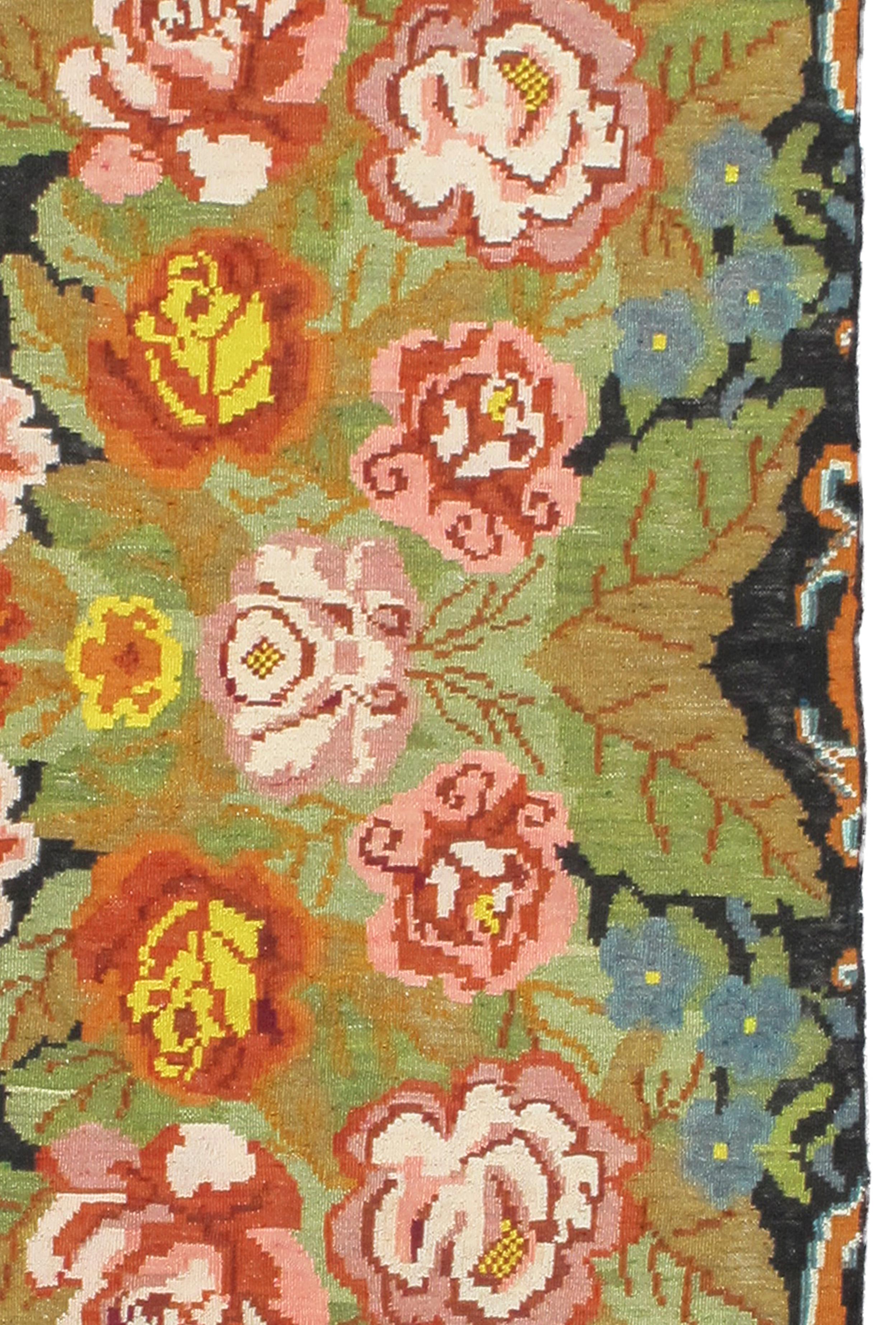 Florales bessarabisches Kilim-Teppichfragment, Mitte 20. Jahrhundert, 3'8