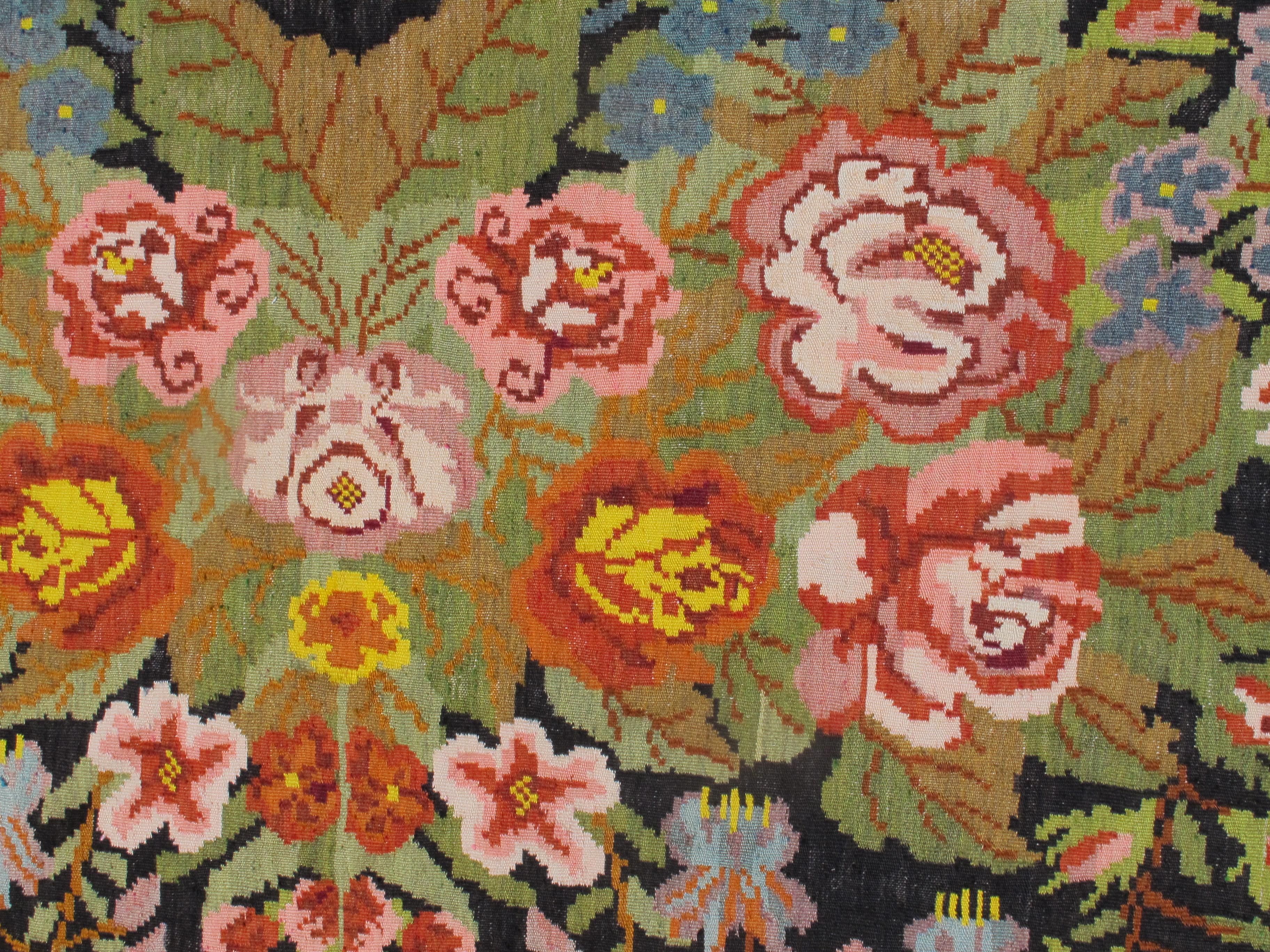 Florales bessarabisches Kilim-Teppichfragment, Mitte 20. Jahrhundert, 3'8