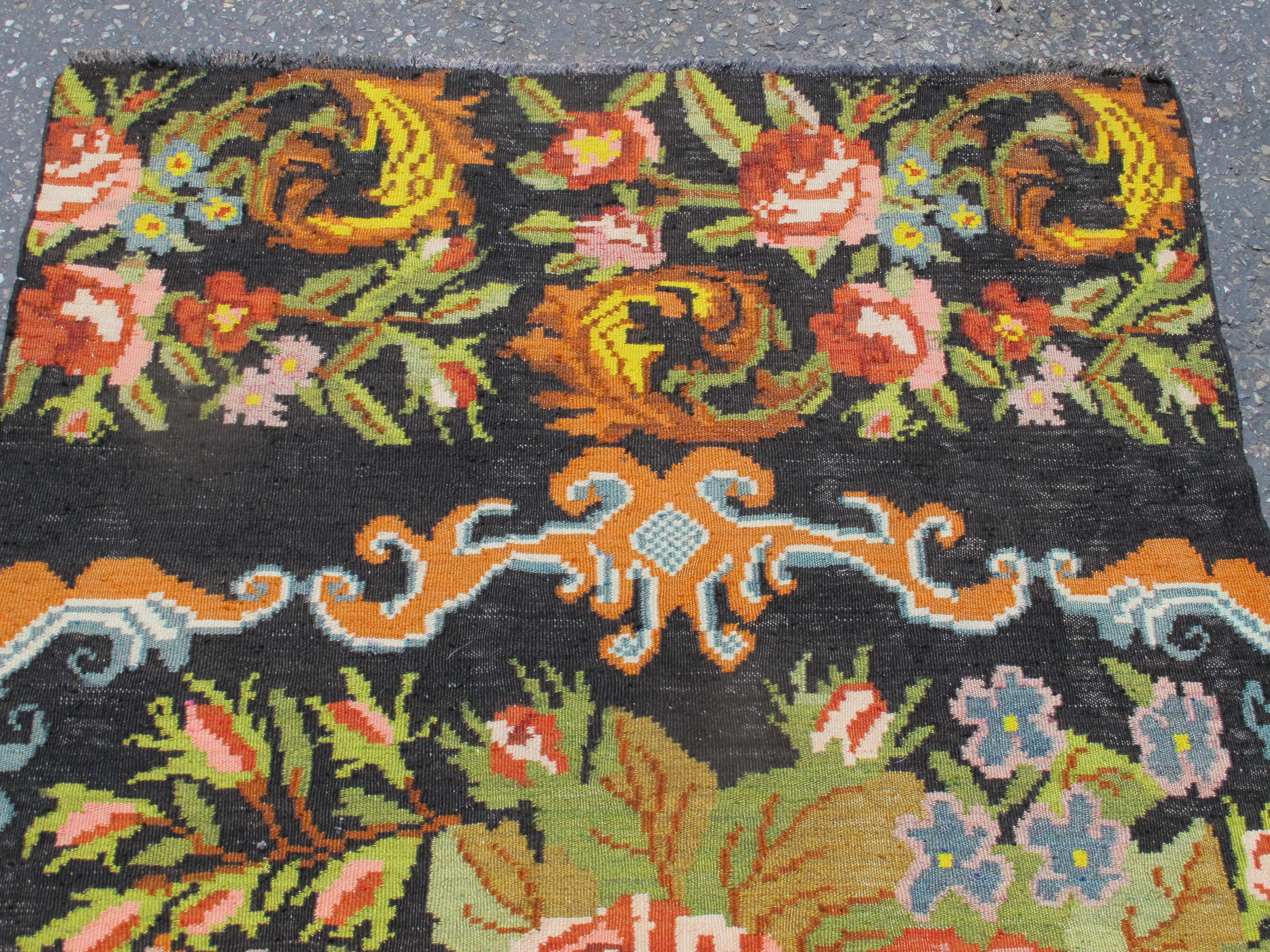 Florales bessarabisches Kilim-Teppichfragment, Mitte 20. Jahrhundert, 3'8