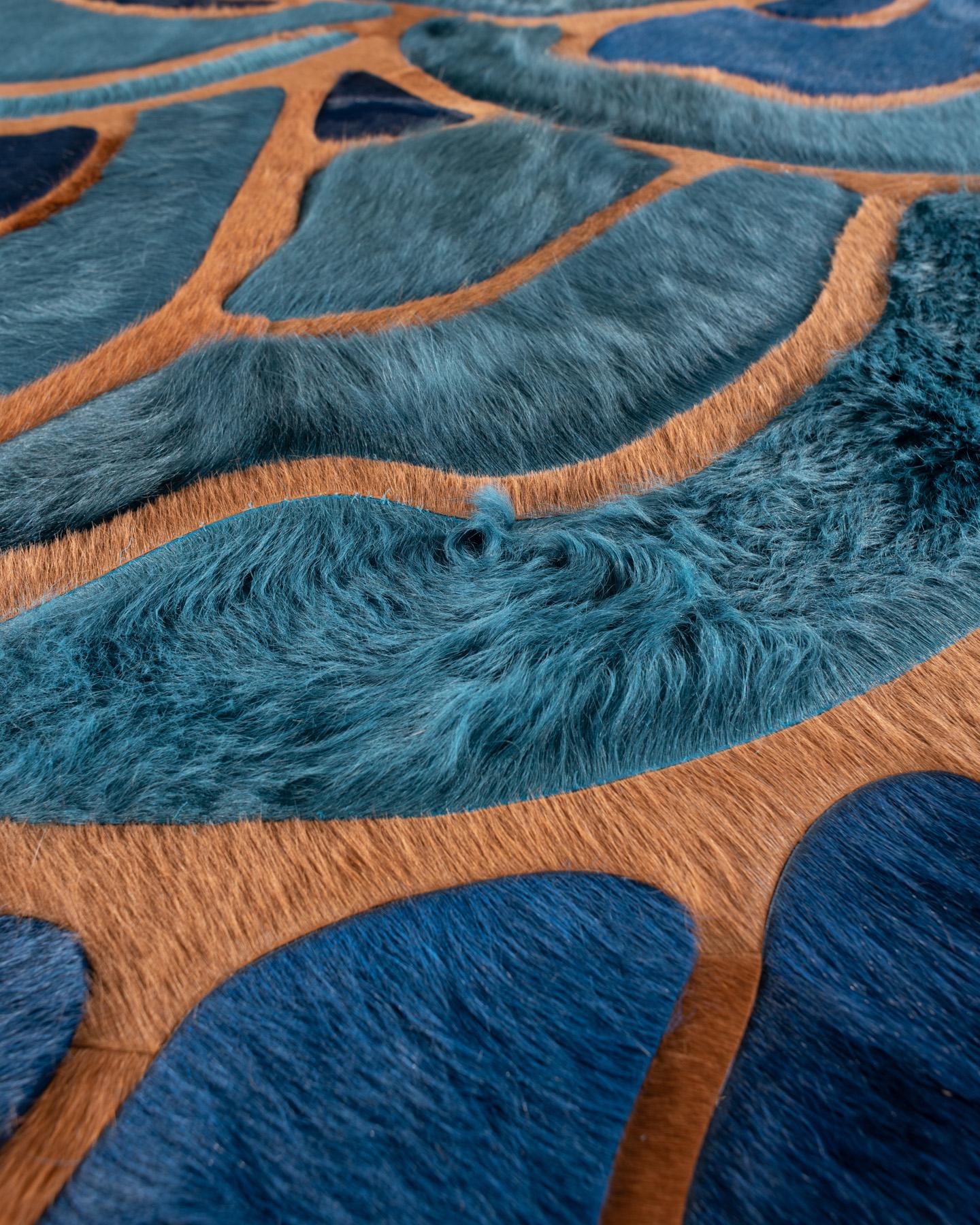 Questo tappeto Bloom Hide è stato progettato in collaborazione da Kyle Bunting e dall'Interior Designer Marc/One per la loro collezione di tappeti 2018. 

Informazioni sul design:
I fiori lussureggianti e sovrapposti di Bloom, imbrigliati solo dal