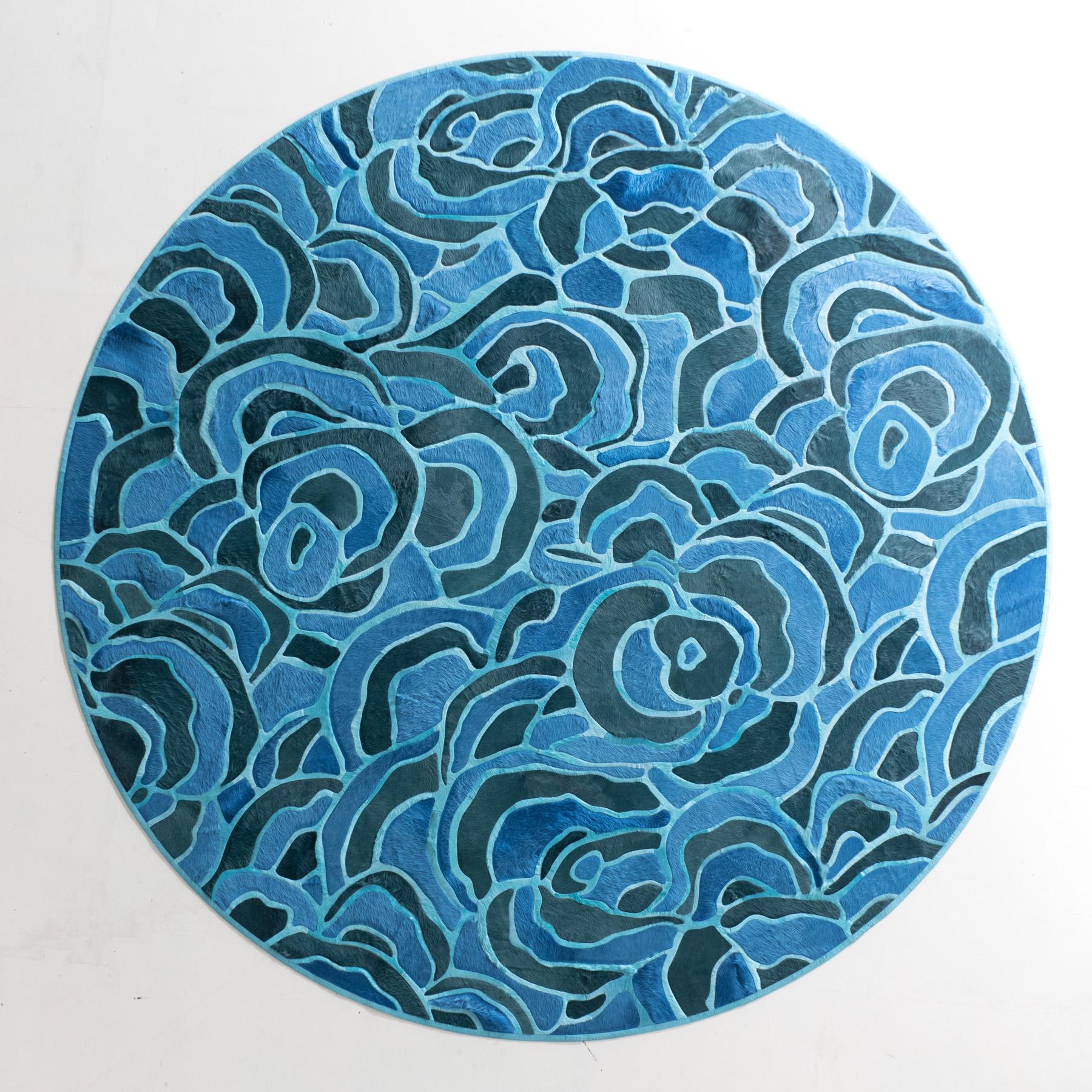 Questo tappeto Bloom Hide è stato progettato in collaborazione da Kyle Bunting e dall'Interior Designer Marc/One per la loro collezione di tappeti 2018. 

Informazioni sul design:
I fiori lussureggianti e sovrapposti di Bloom, imbrigliati solo dal