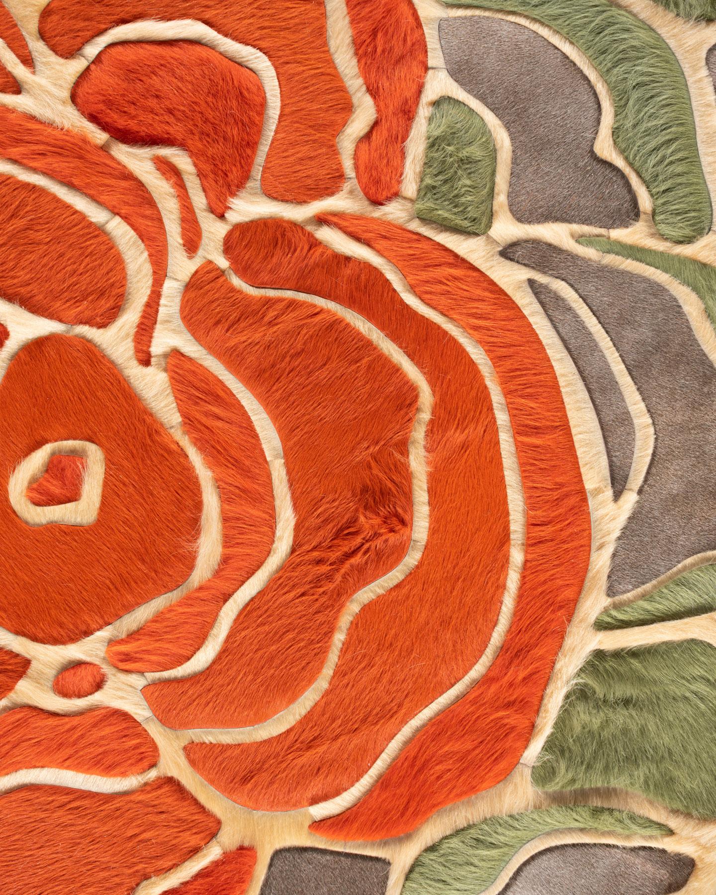 Questo tappeto Bloom Hide è stato progettato in collaborazione da Kyle Bunting e dall'Interior Designer Marc/One per la loro collezione di tappeti 2018. 

Informazioni sul design:
I fiori lussureggianti e sovrapposti di Bloom, imbrigliati solo dal