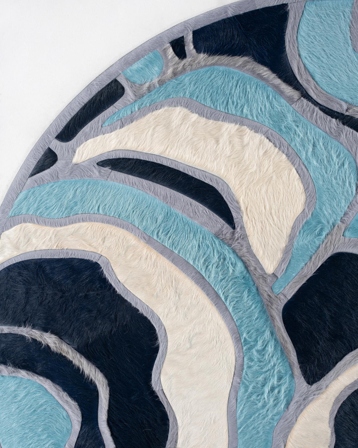 Questo tappeto Bloom Hide è stato progettato in collaborazione da Kyle Bunting e dall'Interior Designer Marc/One per la loro collezione di tappeti 2018. 

Informazioni sul design:
I fiori lussureggianti e sovrapposti di Bloom, imbrigliati solo dal