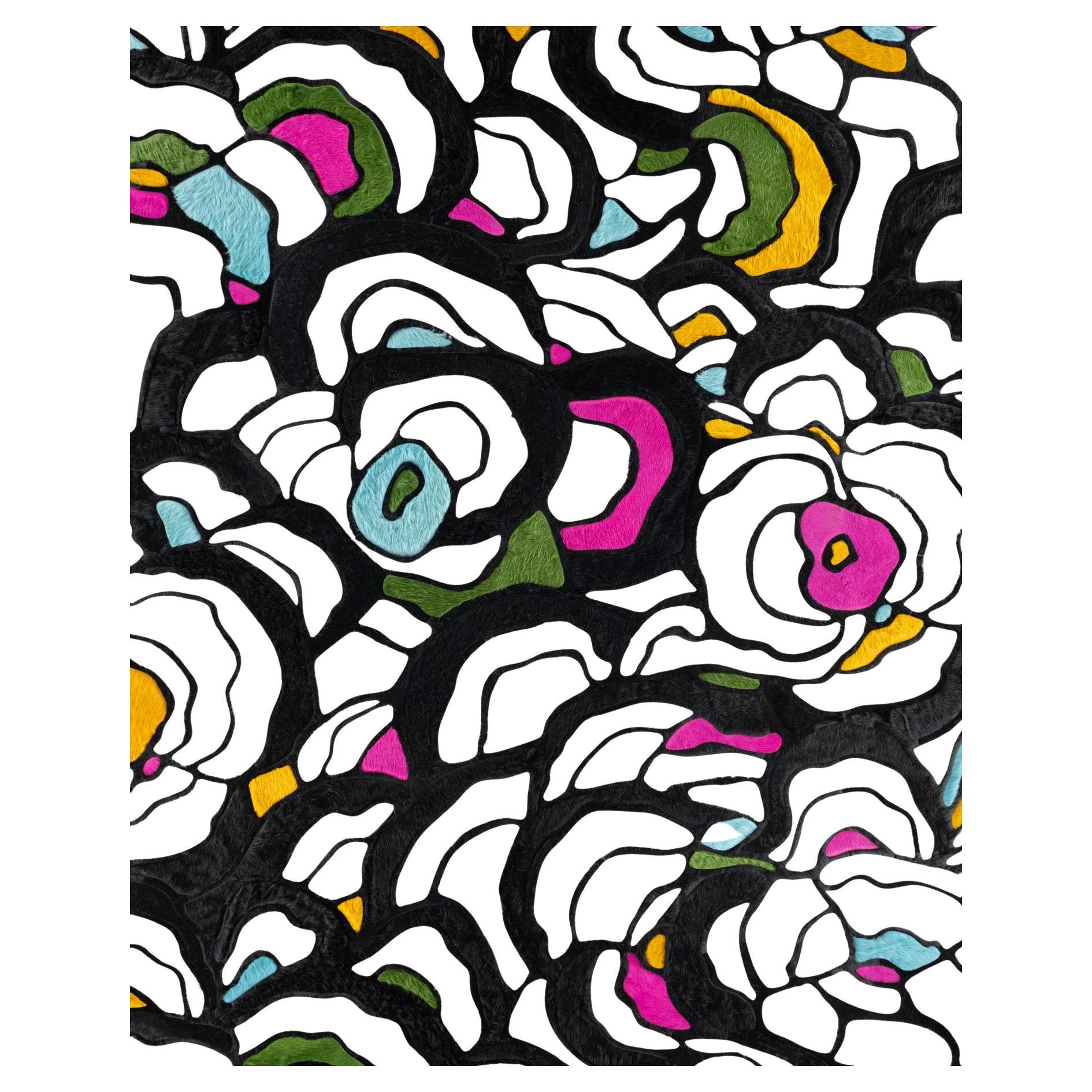 Questo tappeto Bloom Hide è stato progettato in collaborazione da Kyle Bunting e dall'Interior Designer Marc/One per la loro collezione di tappeti 2018. 

Informazioni sul design:
I fiori lussureggianti e sovrapposti di Bloom, imbrigliati solo dal