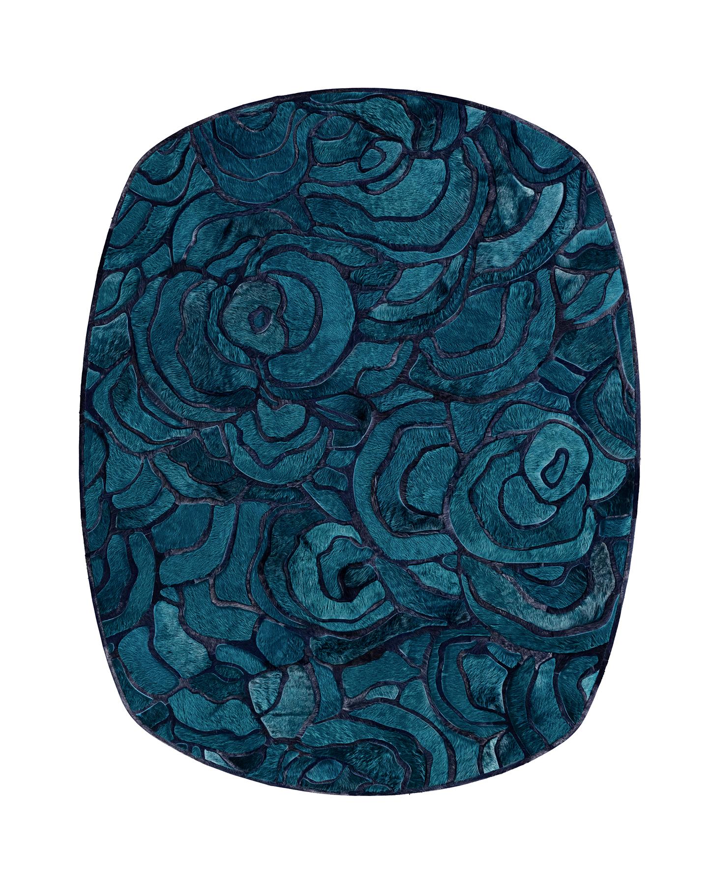 Esta alfombra Bloom Hide se diseñó en colaboración entre Kyle Bunting y el diseñador de interiores Marc Thee para su colección de alfombras de 2018. 

Sobre el diseño:
Las exuberantes flores superpuestas de Bloom, enjaezadas únicamente por el borde