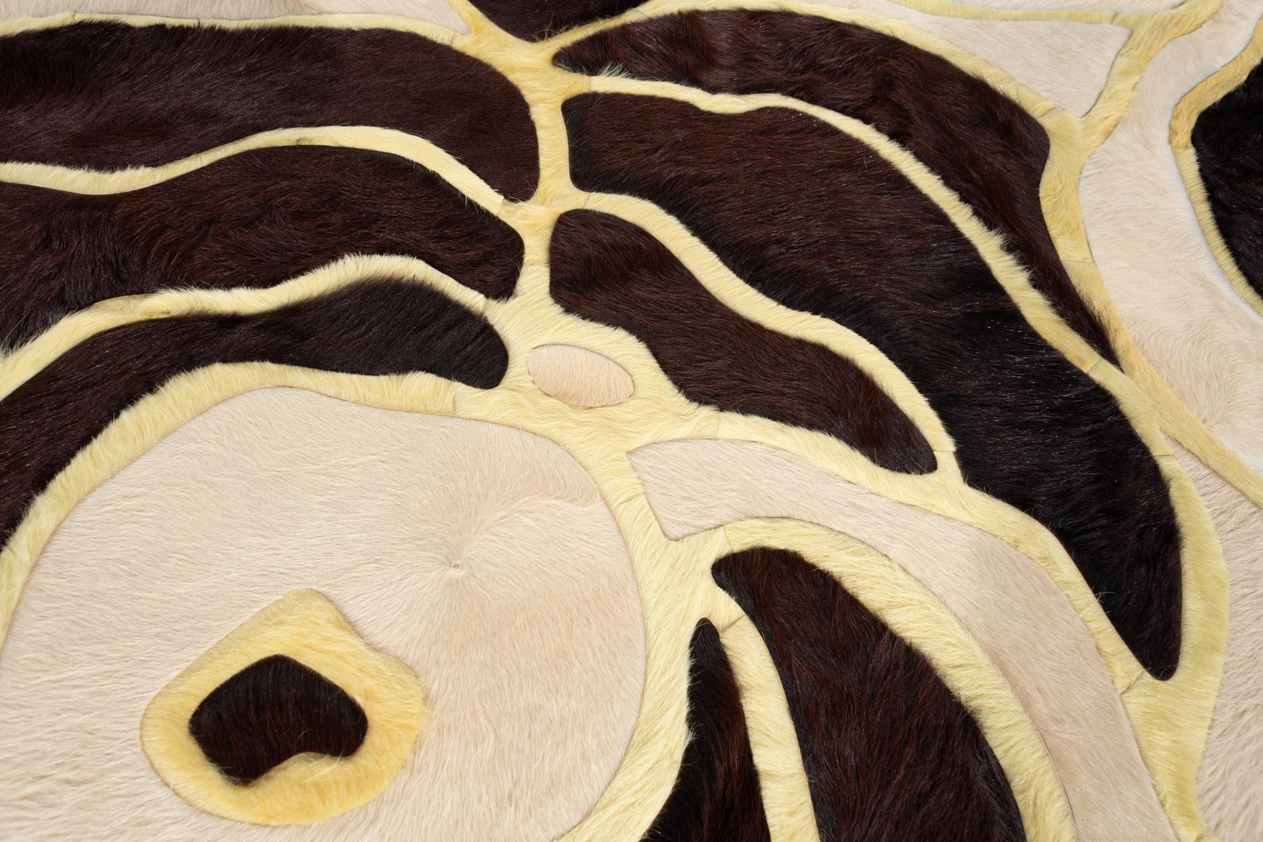Esta alfombra Bloom Hide se diseñó en colaboración entre Kyle Bunting y el diseñador de interiores Marc Thee para su colección de alfombras de 2018. 

Sobre el diseño:
Las exuberantes flores superpuestas de Bloom, enjaezadas únicamente por el borde