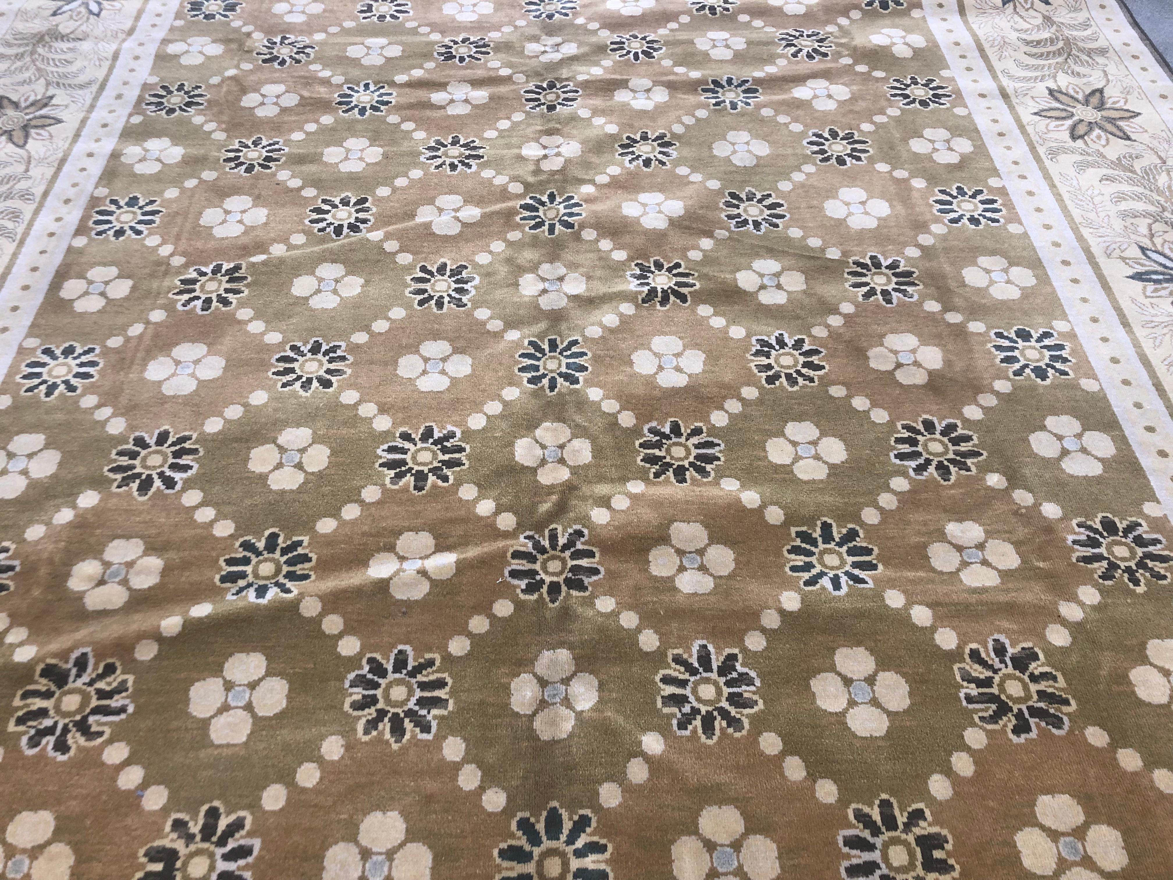 Floral Blossoms Rug In New Condition For Sale In Los Angeles, CA
