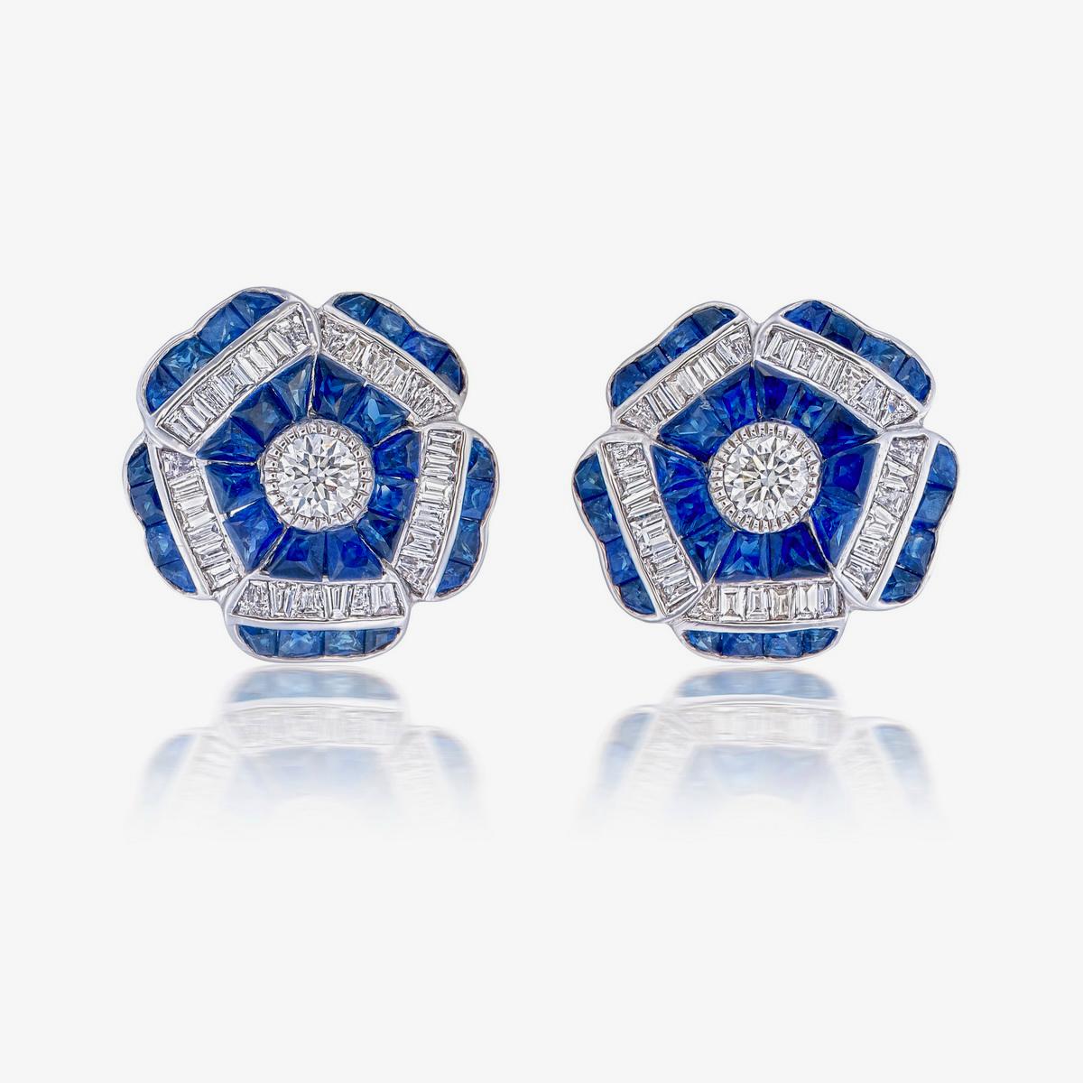 Un paio di raffinati e moderni orecchini floreali con zaffiri blu e diamanti in oro 18 carati. Un'ottima scelta per l'abbigliamento lifestyle.
- Ci sono due diamanti centrali con un peso totale di 0,25 carati.
- Ci sono sessantuno diamanti di
