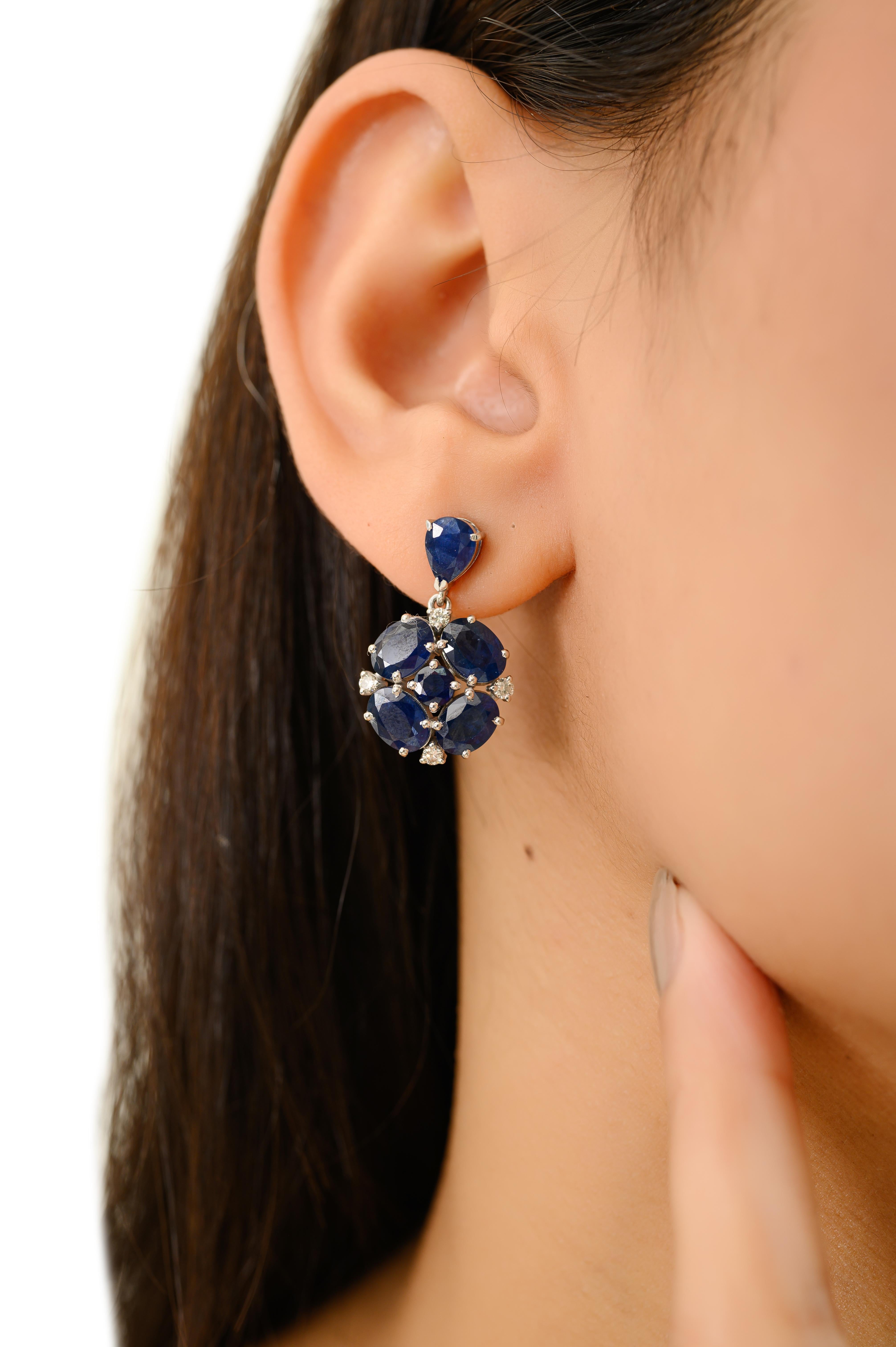 Blumige blaue Saphircluster und Diamanttropfenohrringe aus 14k Weißgold für sie (Gemischter Schliff) im Angebot