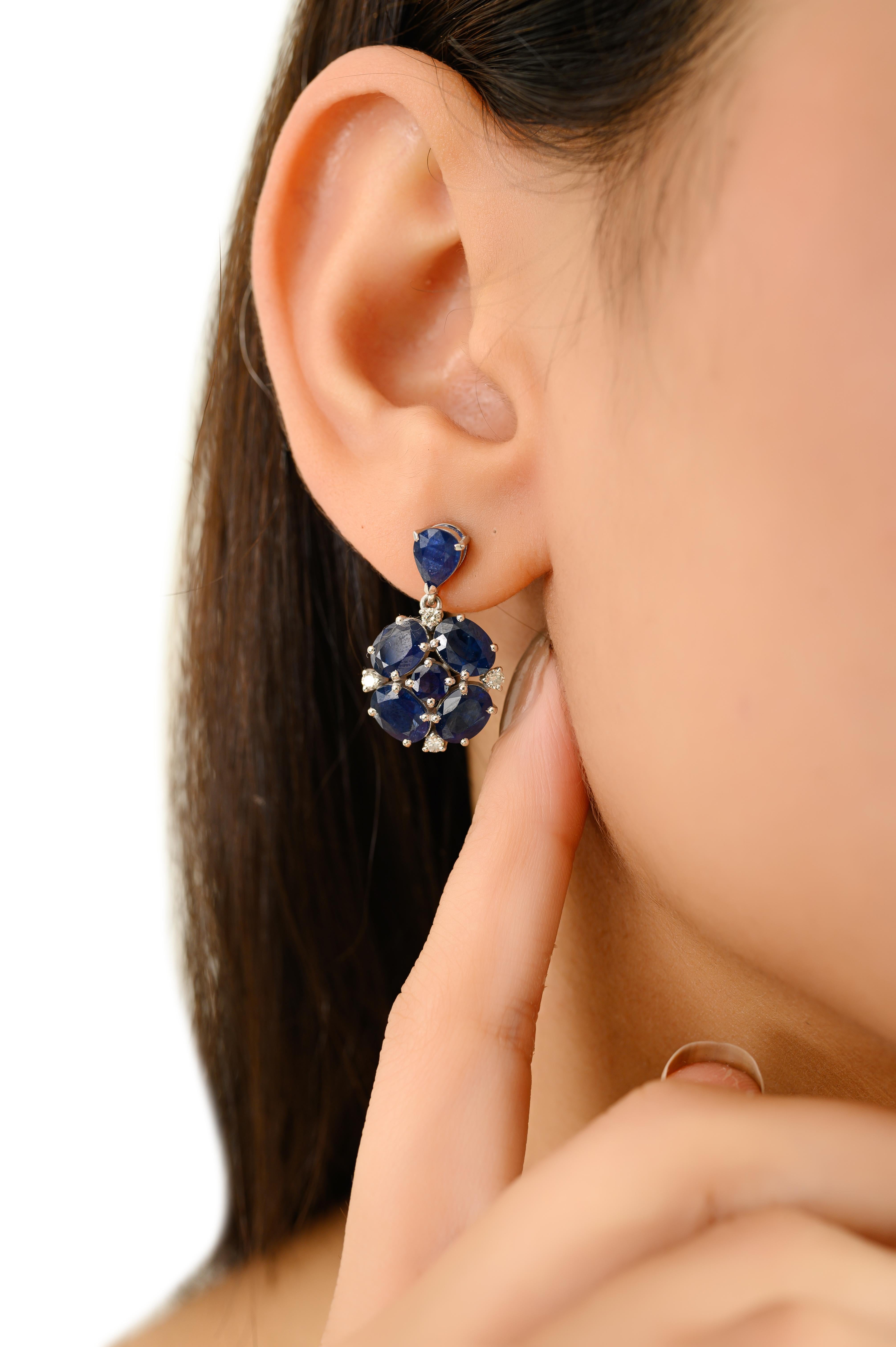 Blumige blaue Saphircluster und Diamanttropfenohrringe aus 14k Weißgold für sie Damen im Angebot
