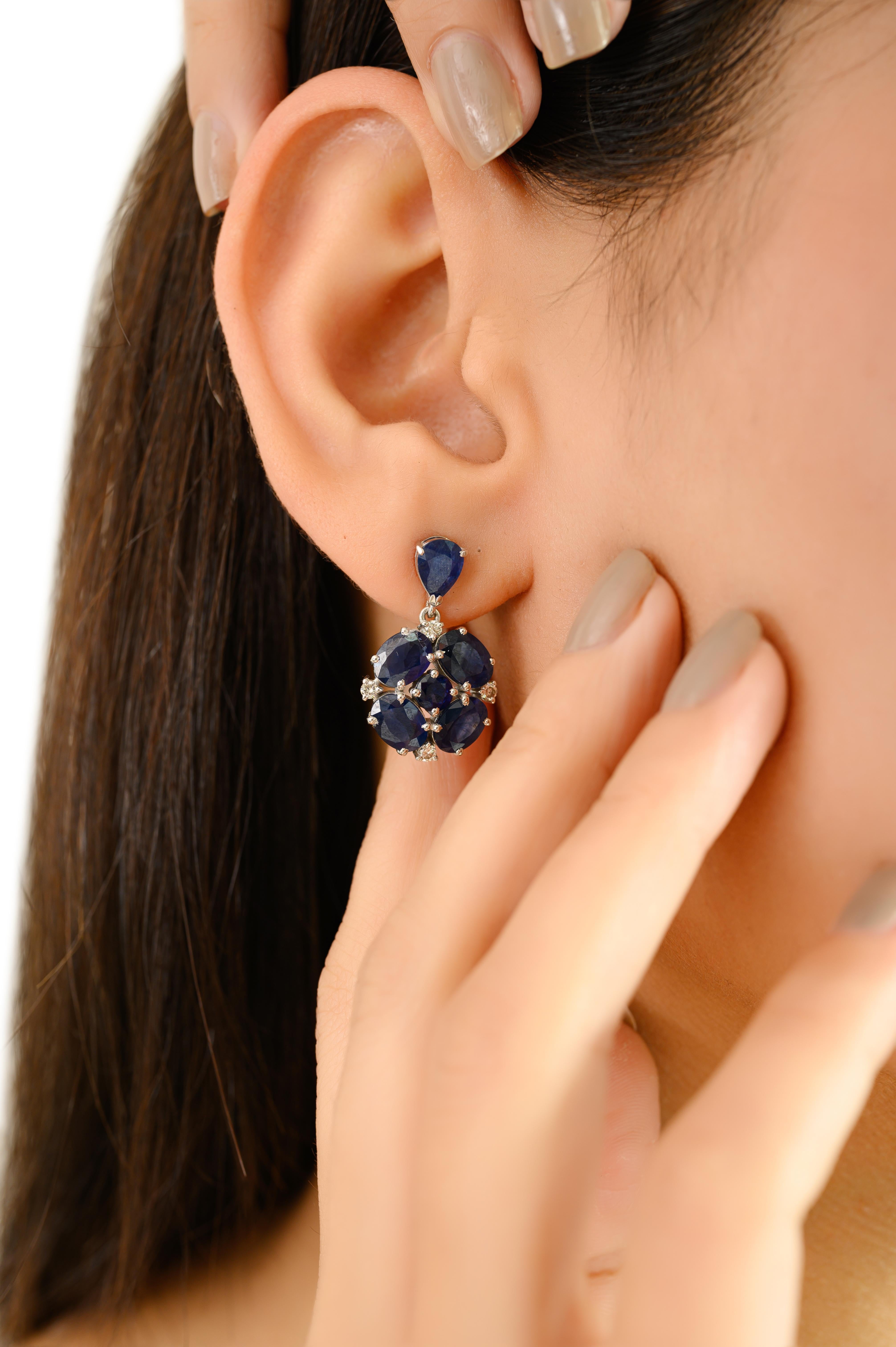Blumige blaue Saphircluster und Diamanttropfenohrringe aus 14k Weißgold für sie im Angebot 2