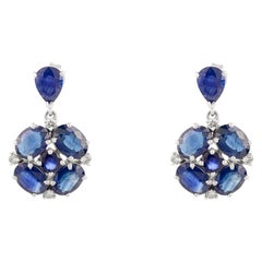Blumige blaue Saphircluster und Diamanttropfenohrringe aus 14k Weißgold für sie