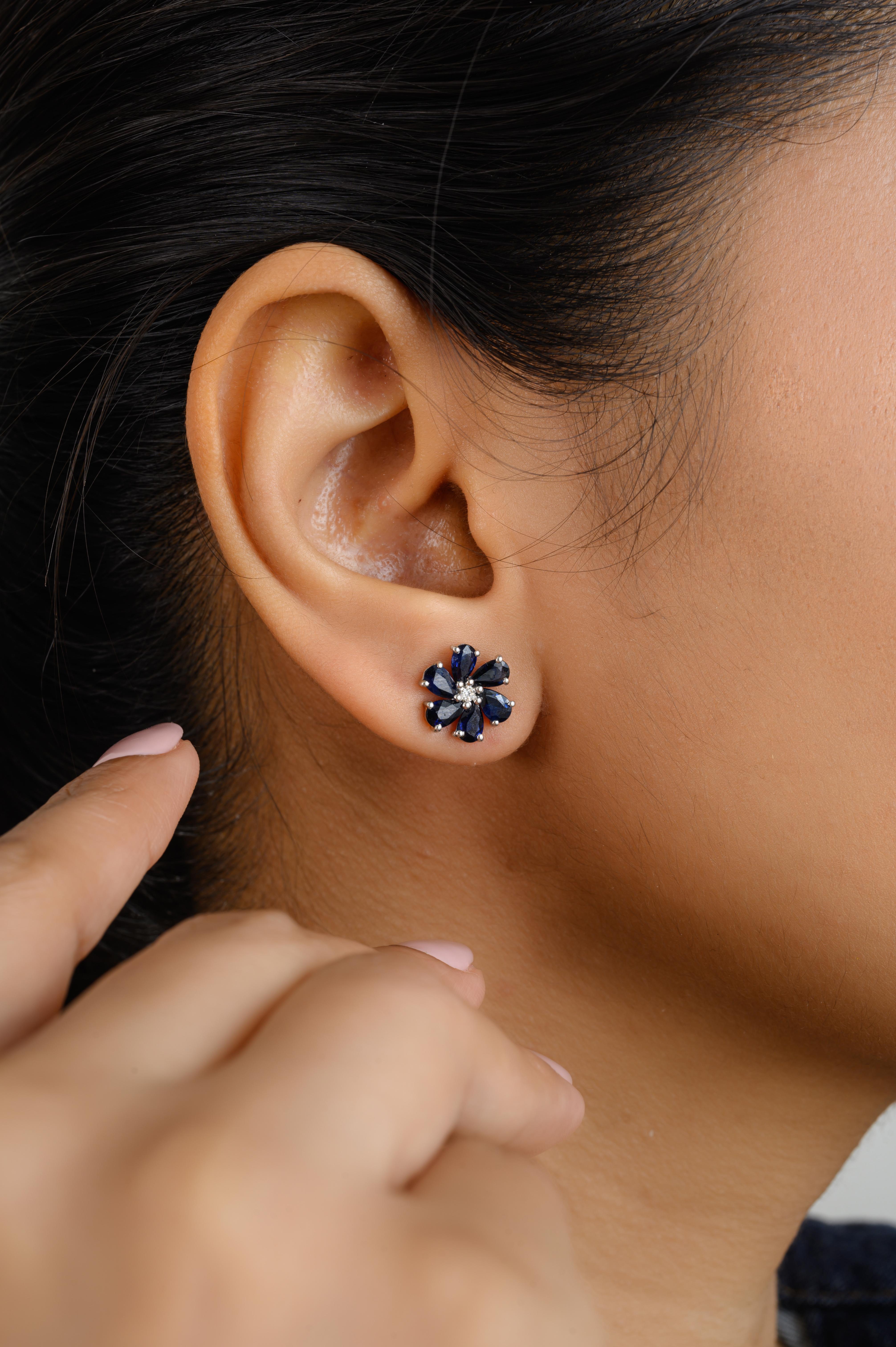 Orecchini floreali con diamante e zaffiro blu in oro 18 carati per fare un figurone con il tuo look. Avrai bisogno di questi orecchini a perno per fare un figurone con il tuo look. Questi orecchini creano un look scintillante e lussuoso con zaffiro