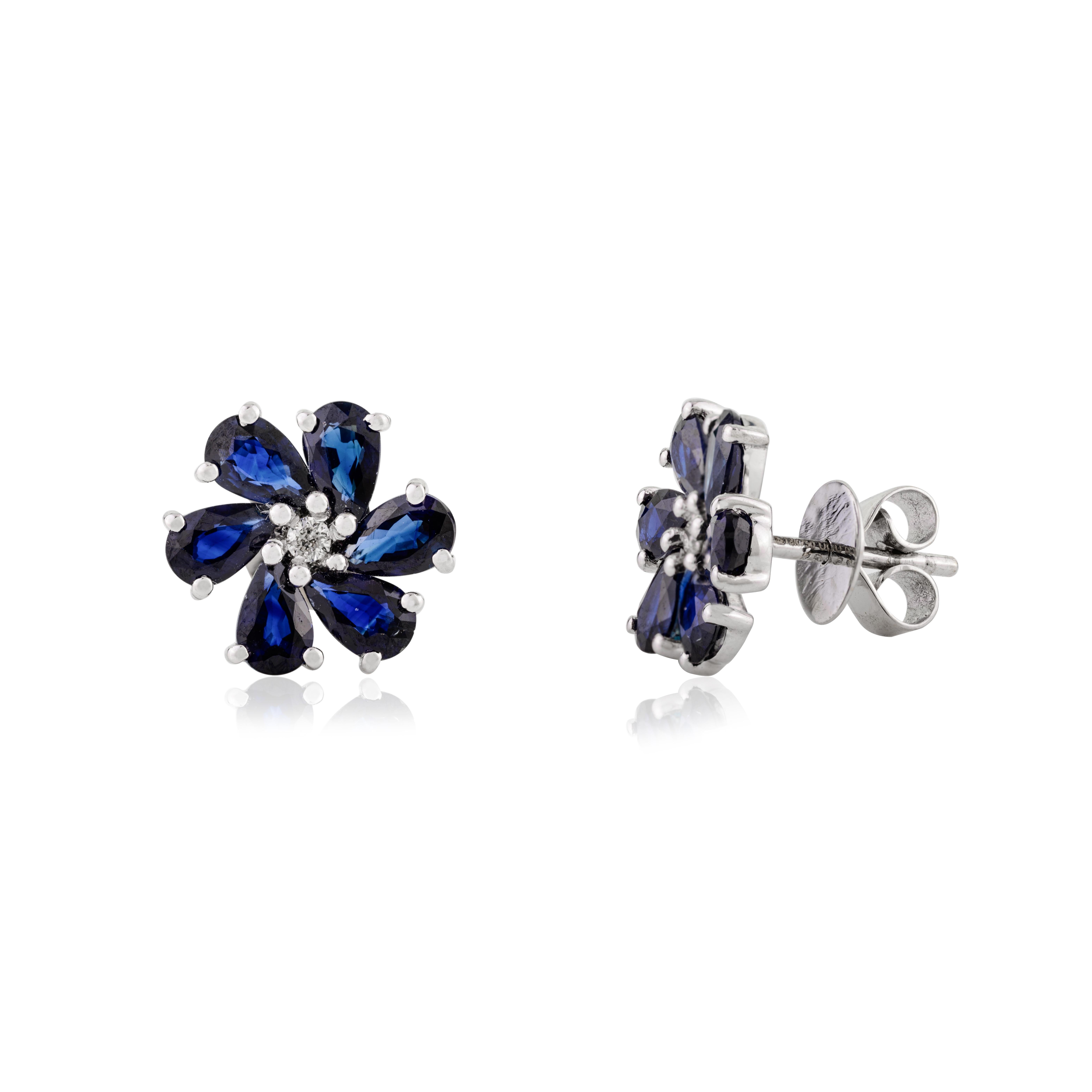 Orecchini floreali con diamante e zaffiro blu, regalo in oro bianco massiccio 18 carati In condizioni Nuovo in vendita a New York, NY