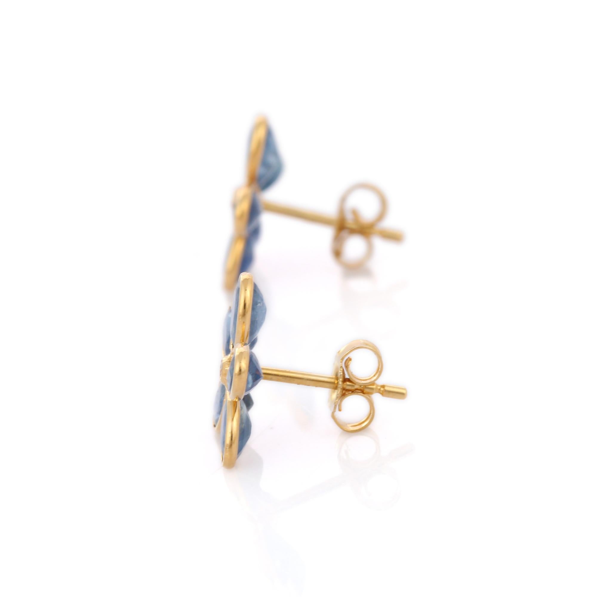 Floral 3.5 ct Blue Sapphire and Diamond Stud Earrings in 18K Yellow Gold In New Condition For Sale In Houston, TX