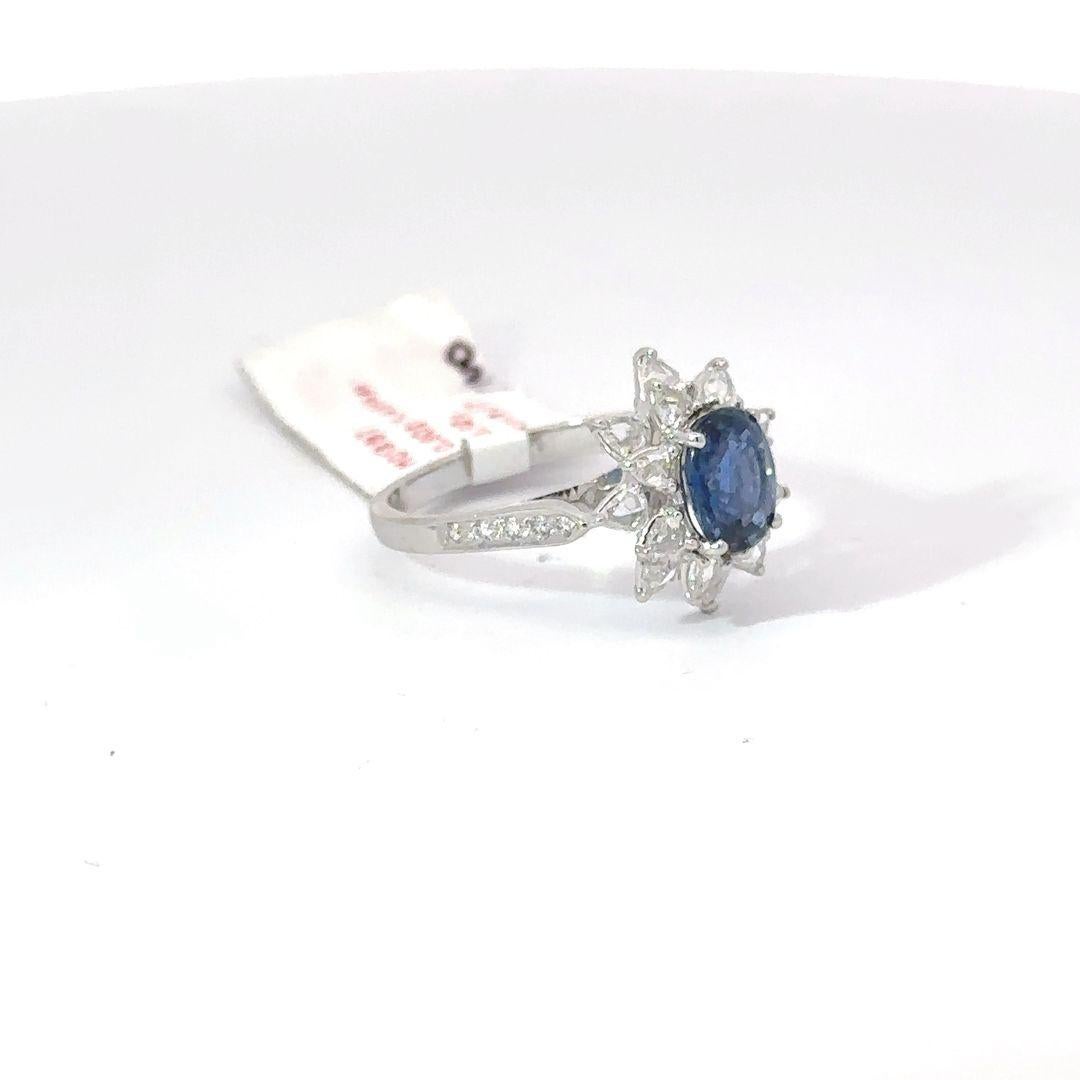 Ring mit geblümtem blauem Saphir und Diamanten im Rosenschliff (Kissenschliff) im Angebot