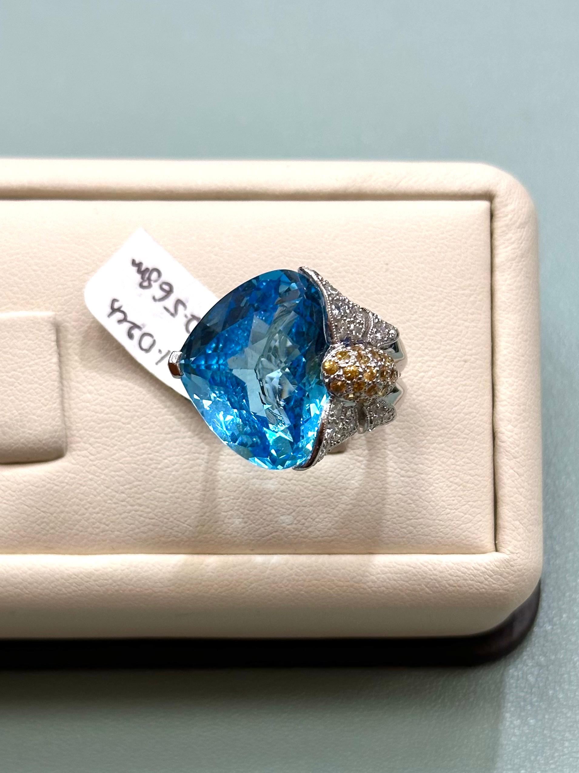 Floral Blue Topaz Ring with Diamonds and Yellow Sapphires set in 18k White Gold In New Condition For Sale In New York, NY