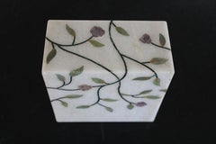 Serre-livres à fleurs en marbre blanc fabriqué à la main en Inde par Stephanie Odegard