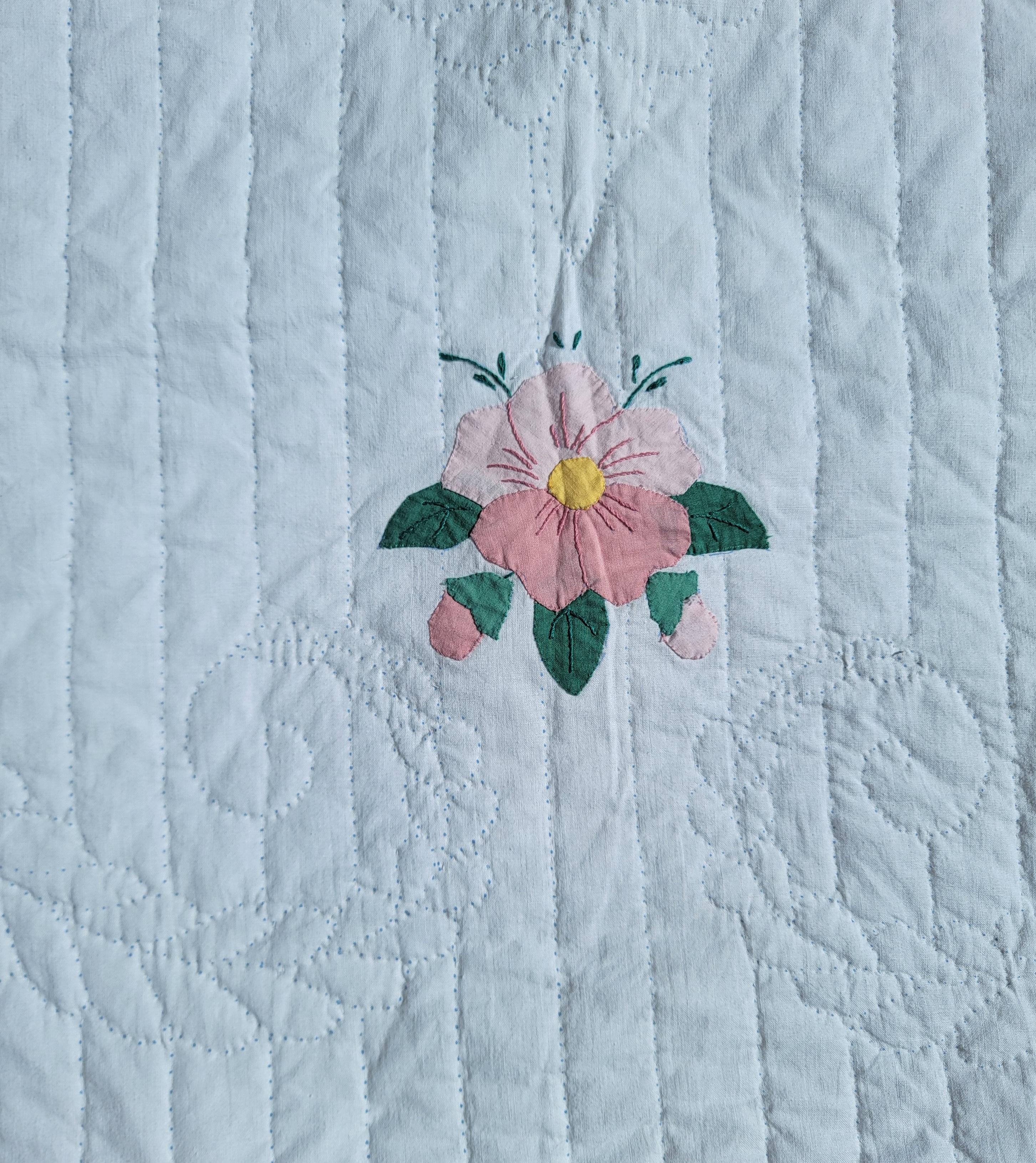 Floral Bouquet and Bow Applique Quilt. Great Condition.