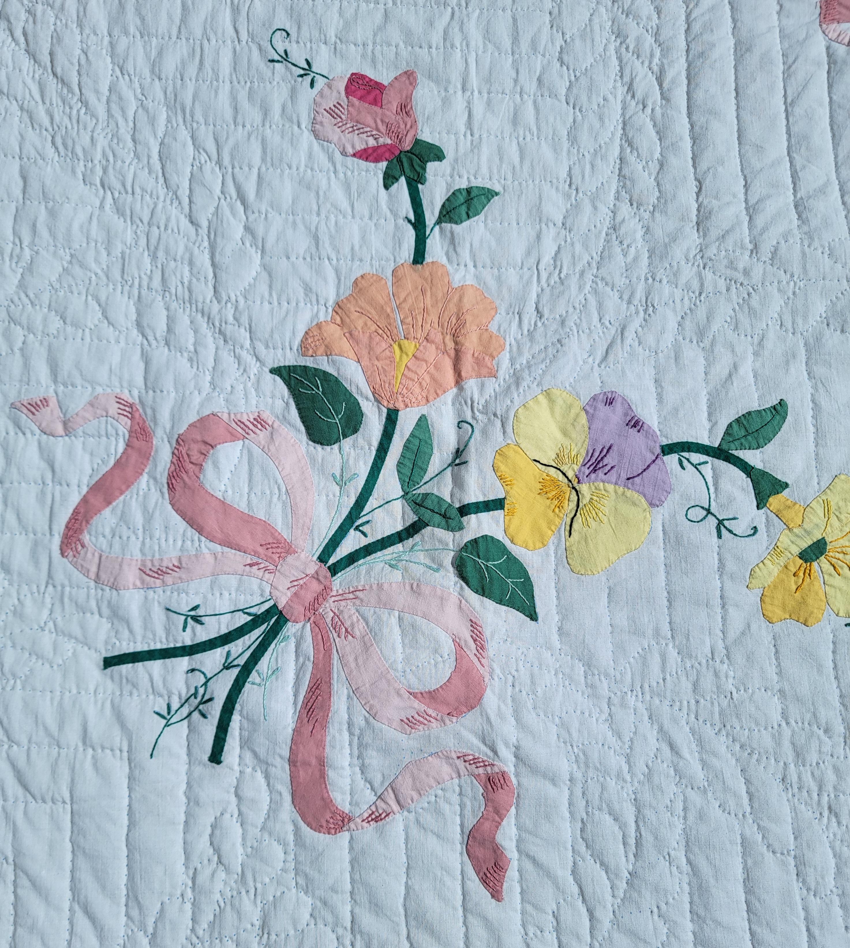 Blumen Blumenstrauß und Schleifenapplikationen Steppdecke (Land) im Angebot