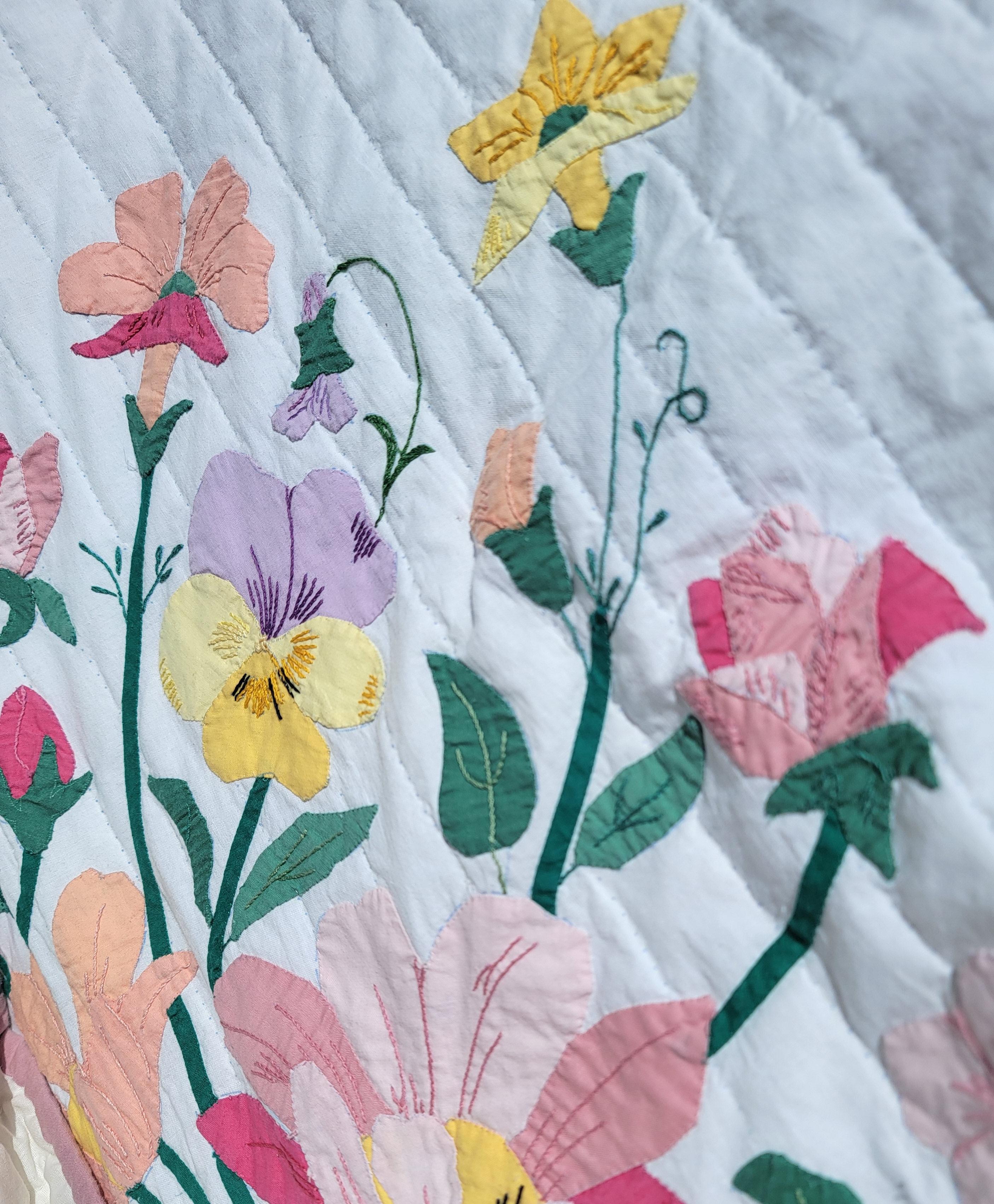 Blumen Blumenstrauß und Schleifenapplikationen Steppdecke (Handgefertigt) im Angebot