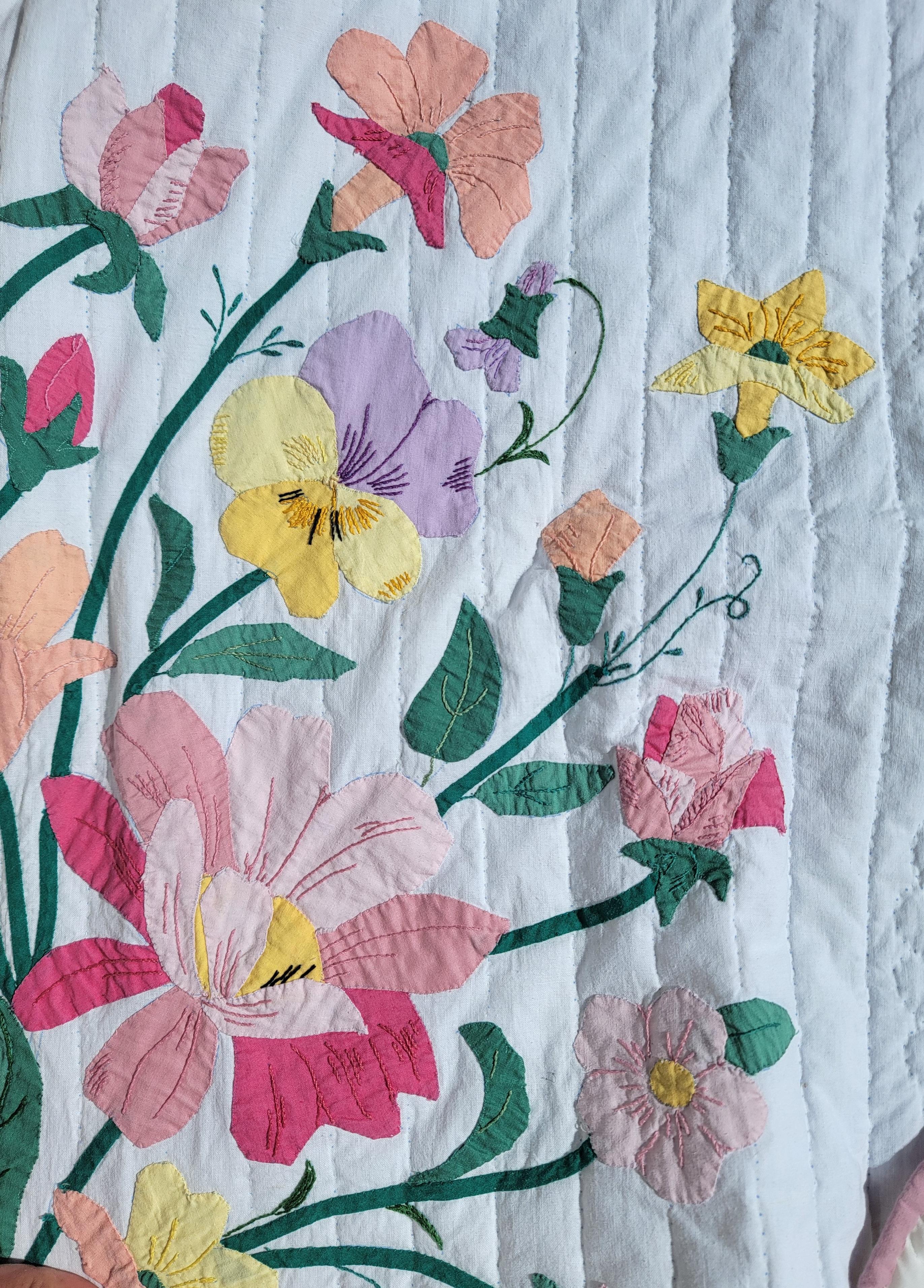 American Floral Bouquet and Bow Applique Quilt For Sale