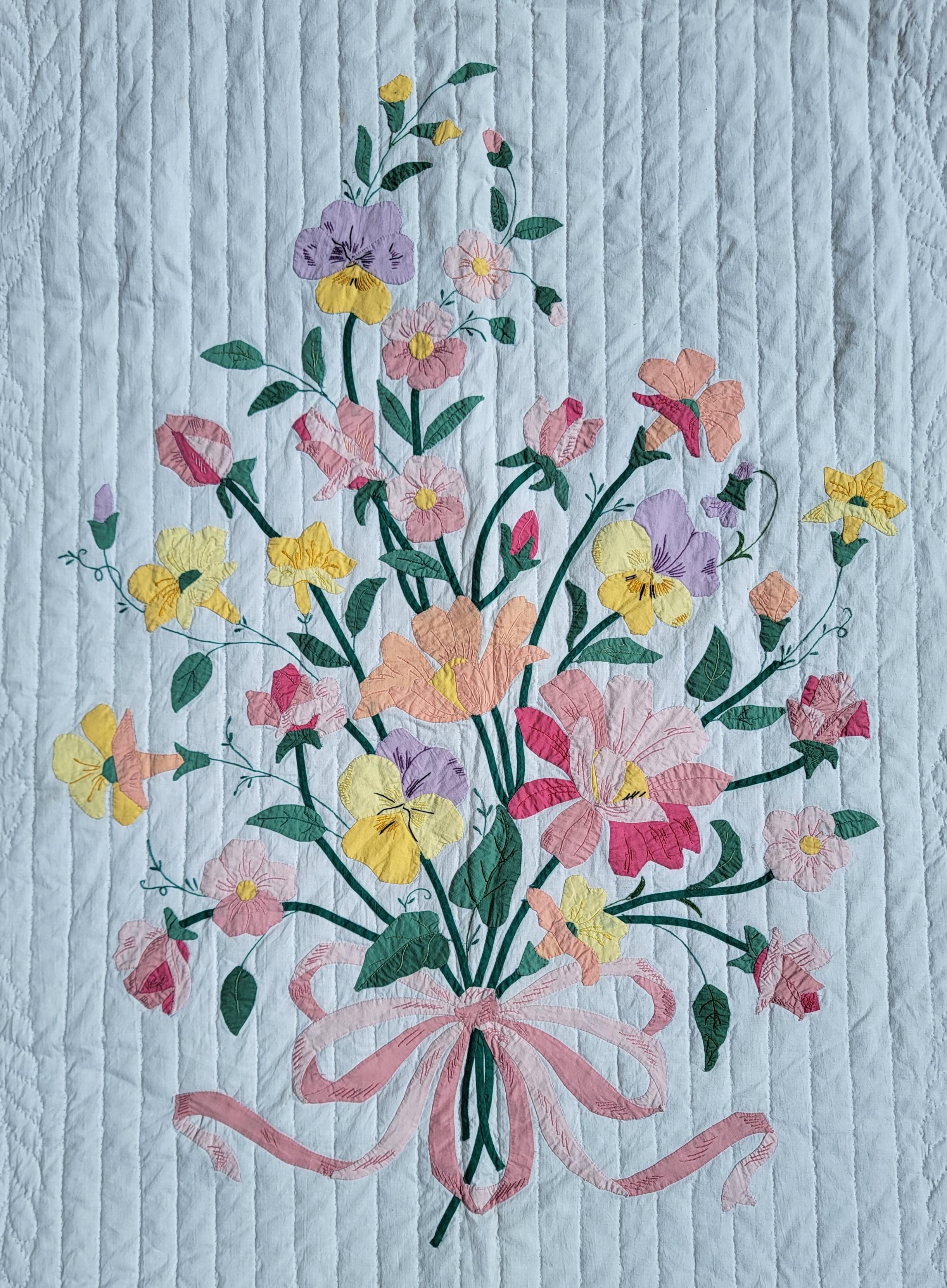 Floral Bouquet and Bow Applique Quilt In Good Condition For Sale In Los Angeles, CA