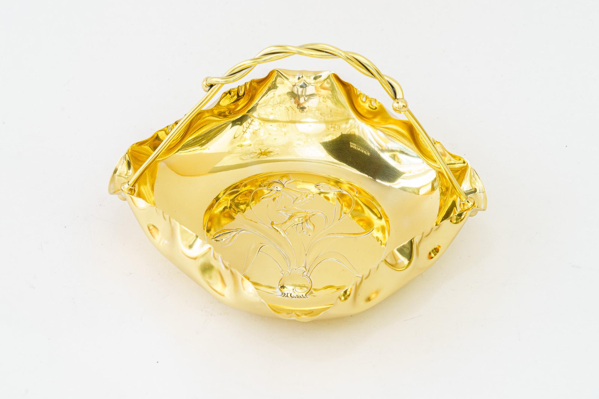 Fruttiera floreale in ottone Jugendstil del 1908 circa
Ottone lucidato e smaltato a fuoco