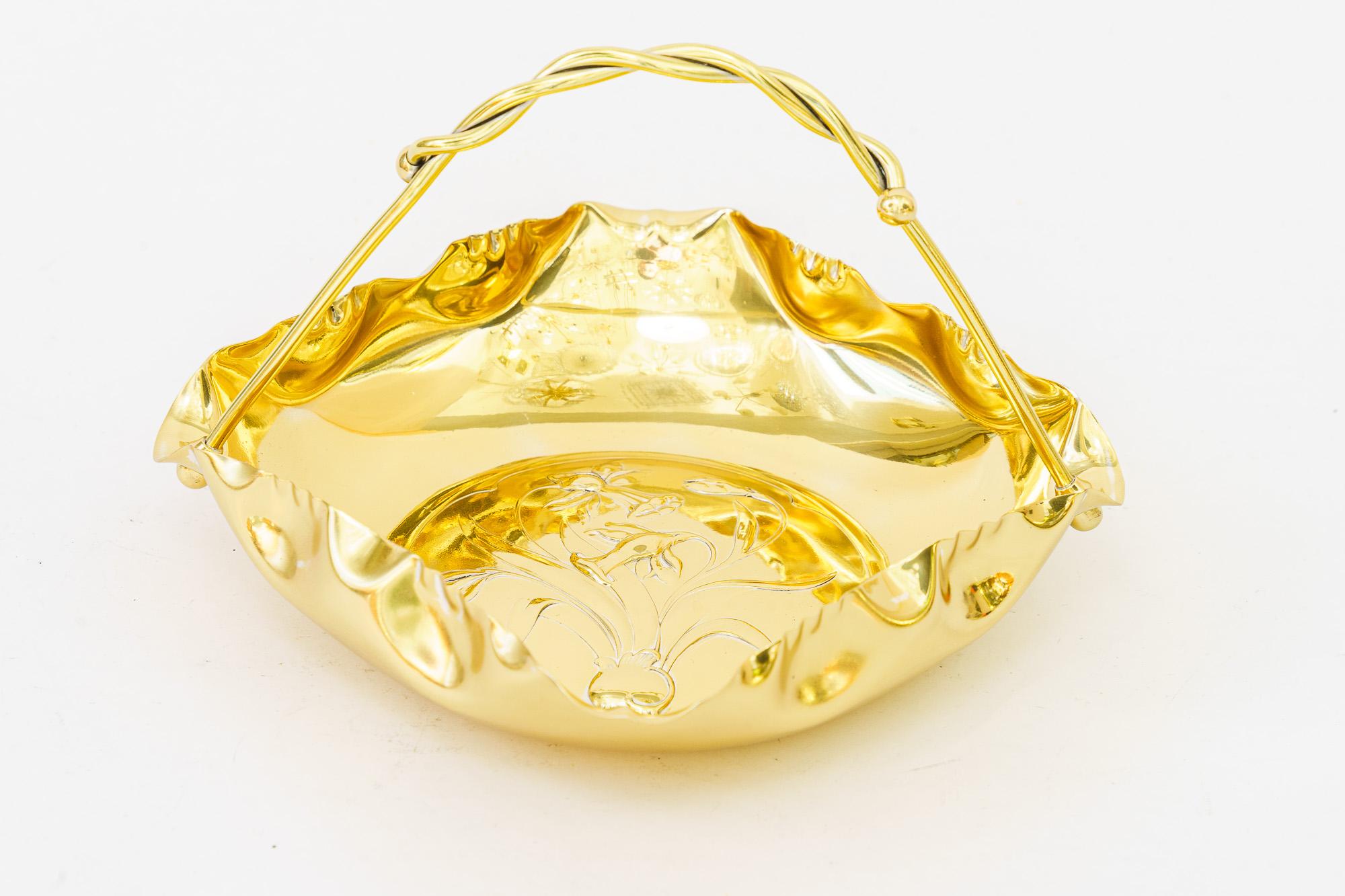 Laccato Fruttiera floreale in ottone Jugendstil del 1908 circa in vendita