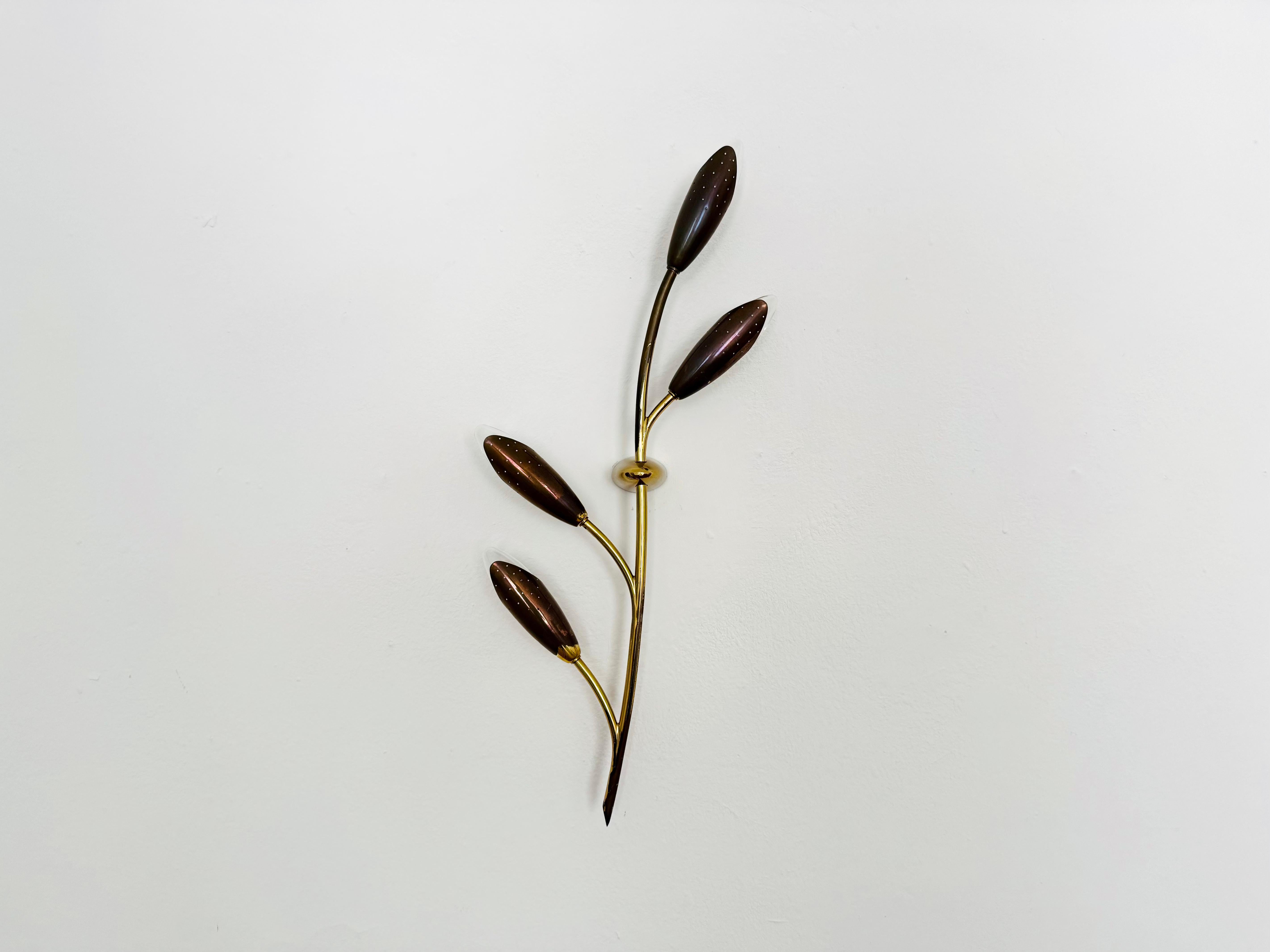 Very nice floral wall lamp from the 1950s.
Very noble and classic shape.
Wonderful design and excellent workmanship.
Very rare!
There is a cozy light.

Manufacturer: Rupert Nikoll

Condition:

Very good vintage condition with slight signs of